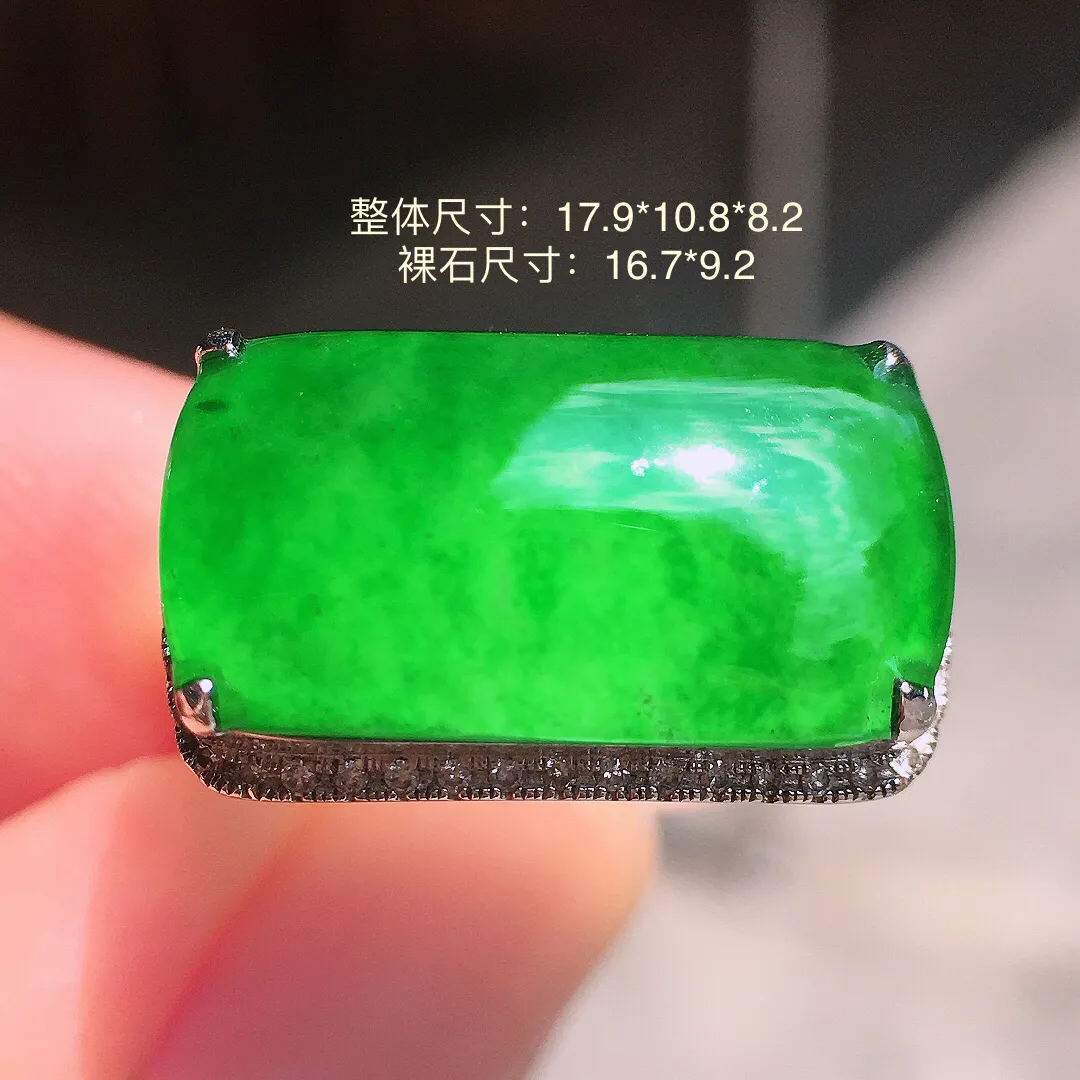 满绿马鞍戒指，色泽均匀浓郁，玉质细腻，荧光感超
强，饱满圆润，气质满满。18k
金豪华镶嵌