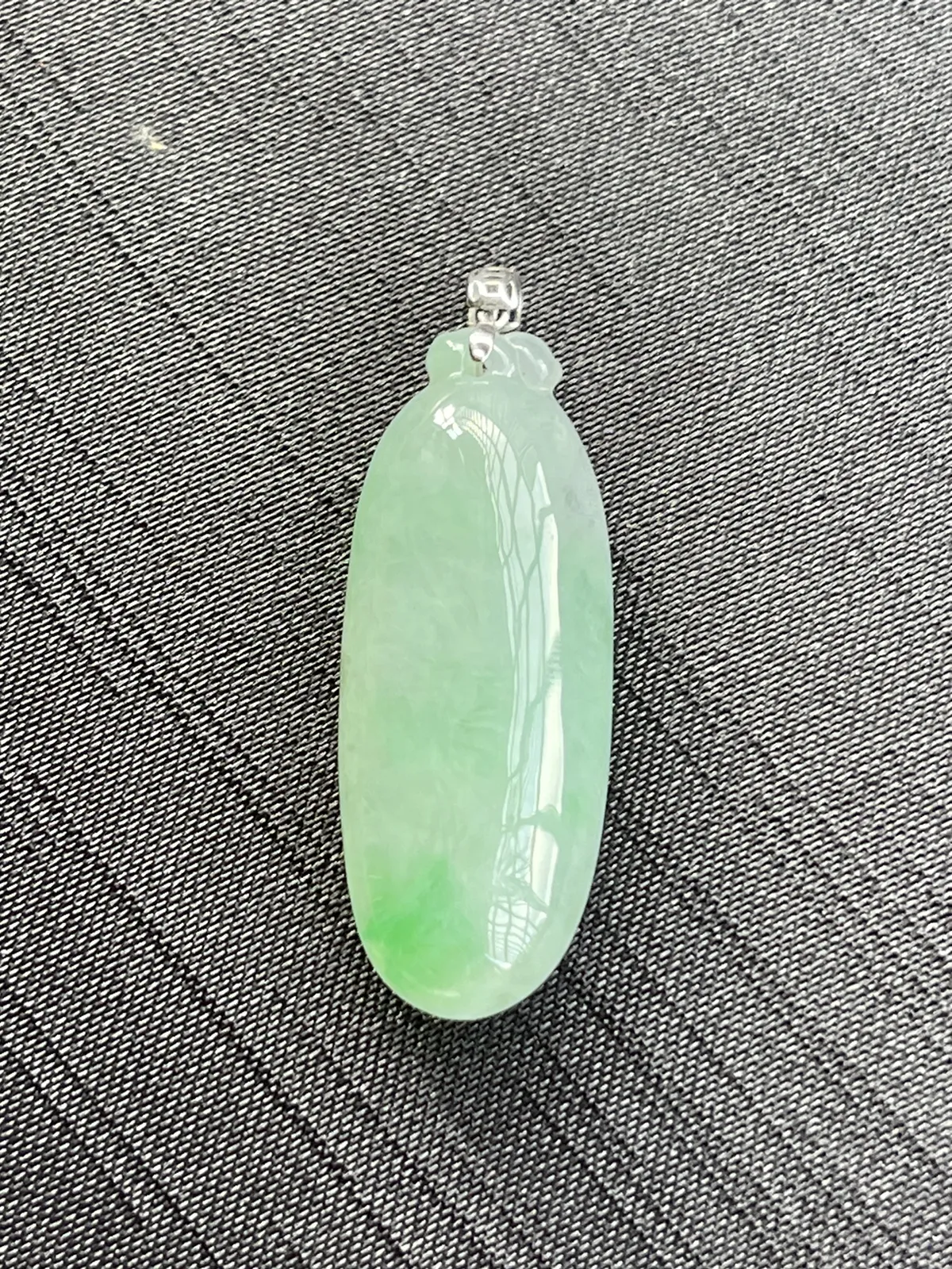 缅甸翡翠A货，福瓜，万事如意，上身效果好，饱满，自然光拍摄，裸石尺寸37.6/14.5/9.3