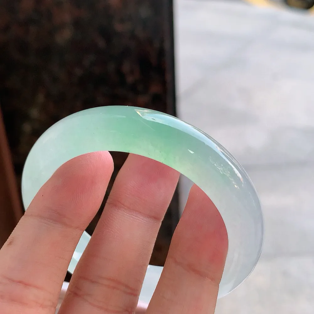 正圈高冰绿 无瑕 尺寸:50.2/11.7/8.4  种色兼备 荧光闪闪