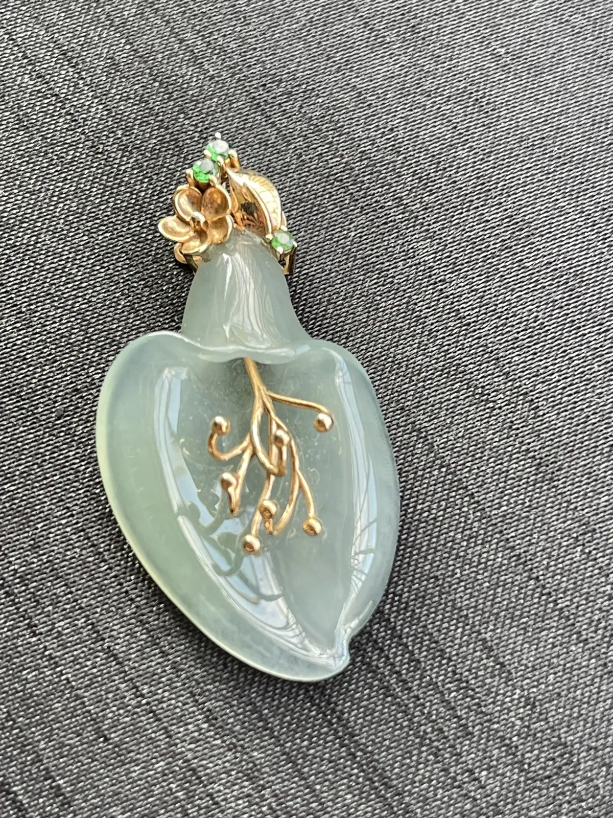 缅甸翡翠A货，玉兰花，花开富贵，很有特色，上身效果很好，裸石尺寸36.89/24.5/6
