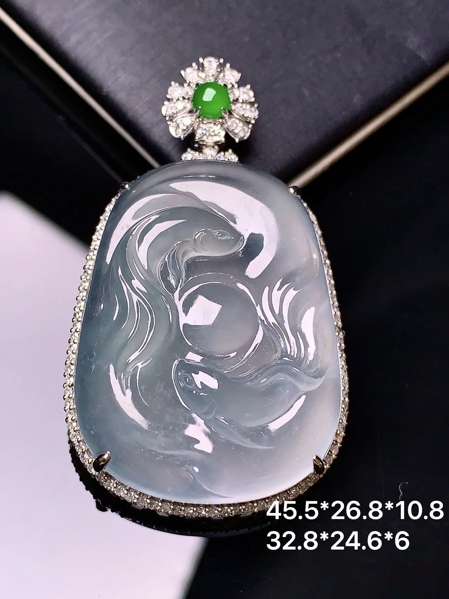 18k金钻镶嵌冰种年年有吊坠 玉质细腻 水润亮眼 色泽艳丽 整体尺寸45.5*26.8*10.8