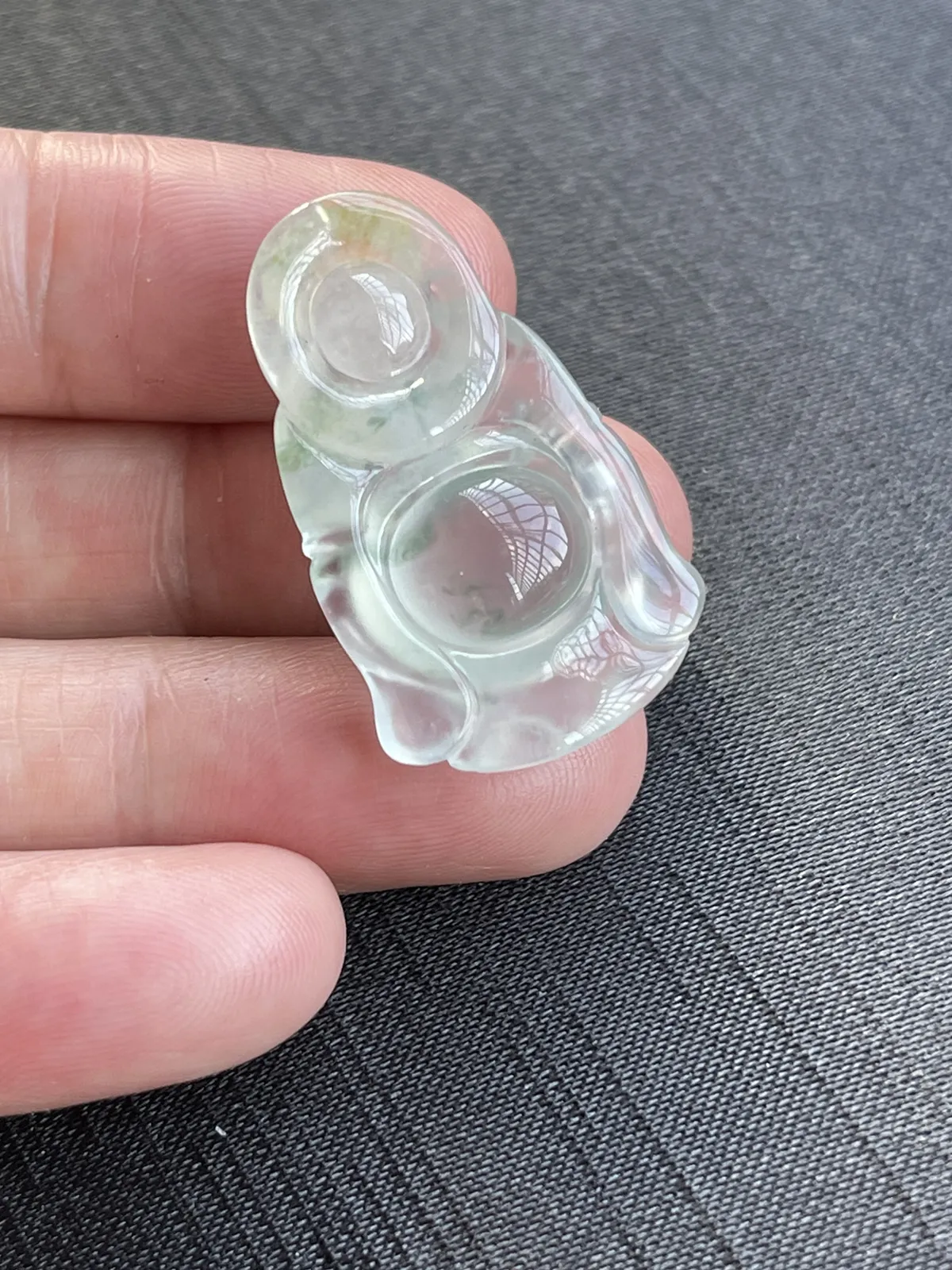 缅甸翡翠A货，站佛起荧光，上身效果好，饱满，一生平安，幸福美满。