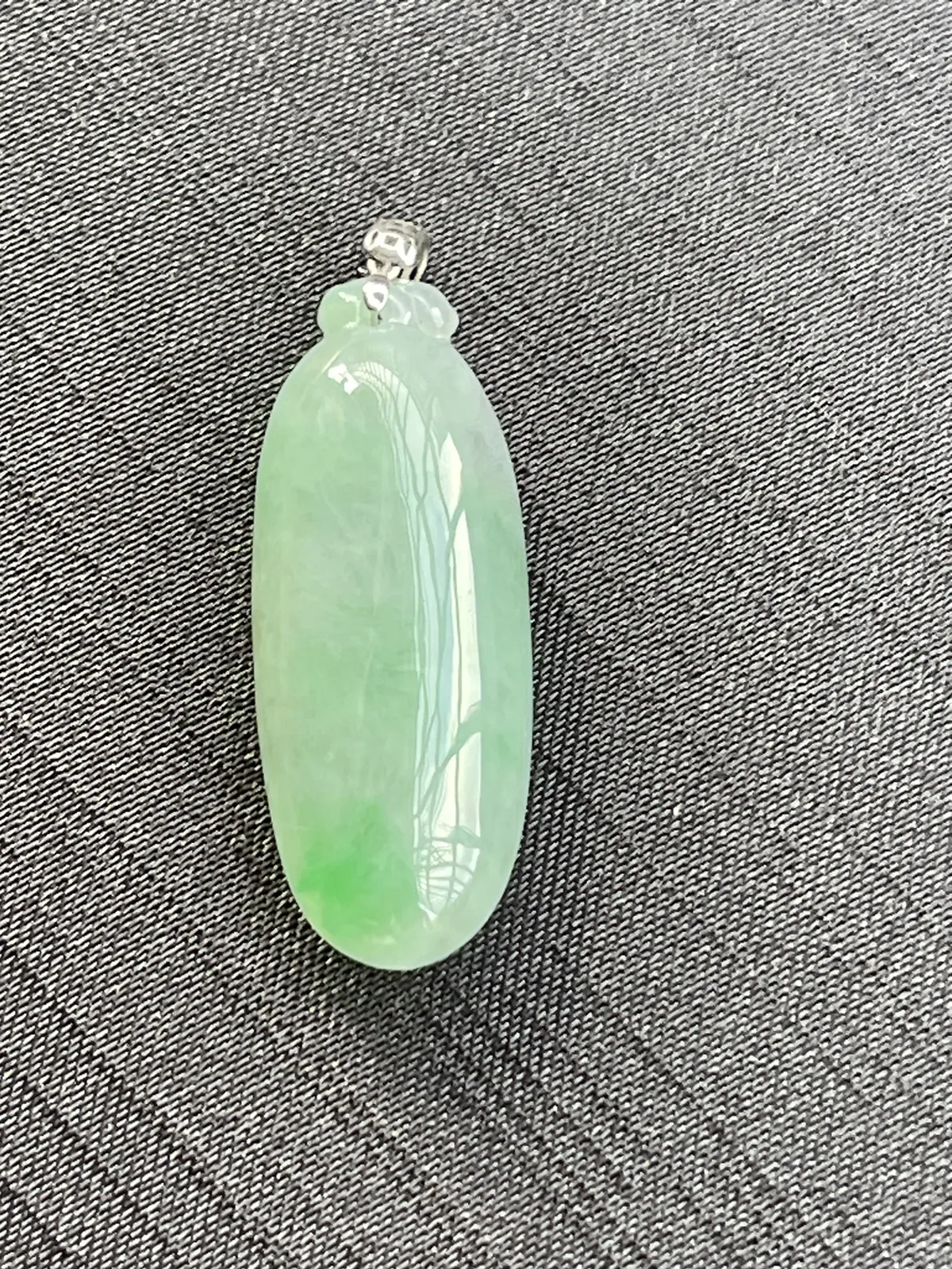 缅甸翡翠A货，福瓜，万事如意，上身效果好，饱满，自然光拍摄，裸石尺寸37.6/14.5/9.3