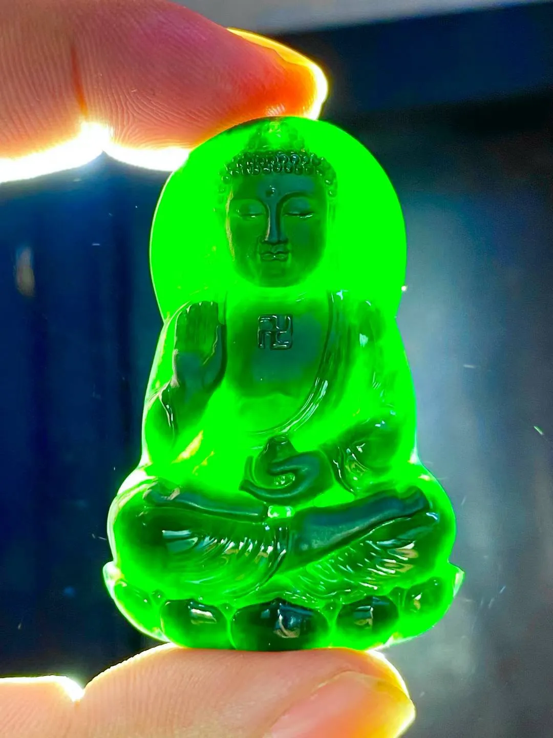 墨翠【大日如来】细腻干净，黑度好，性价比高，雕工精湛，打灯透绿.