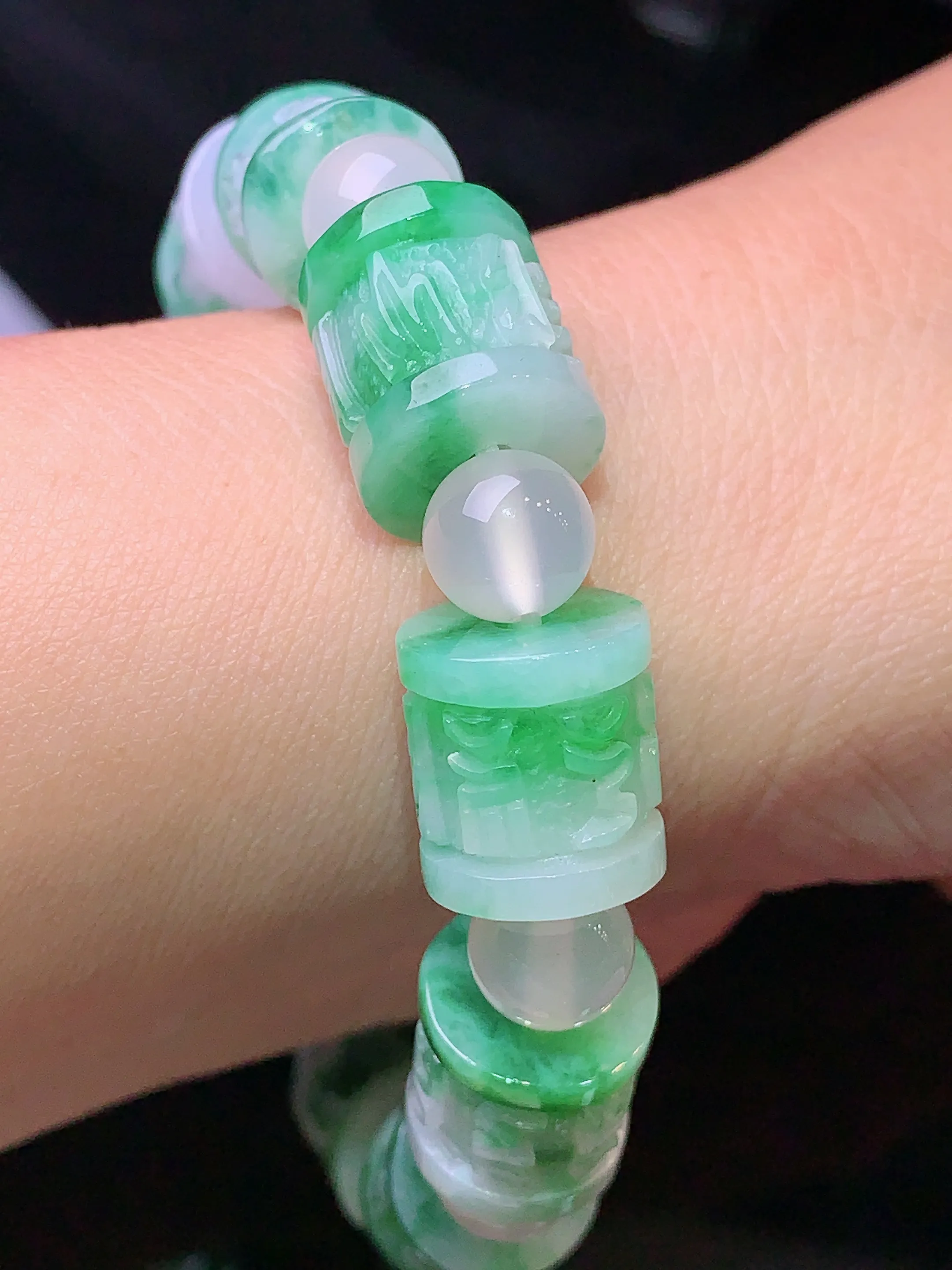 飘绿路路通手链 玉质细腻 水润亮眼 色泽艳丽 整体尺寸12.2*13