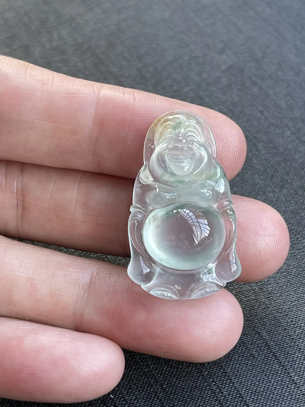 缅甸翡翠A货，站佛起荧光，上身效果好，饱满，一生平安，幸福美满。