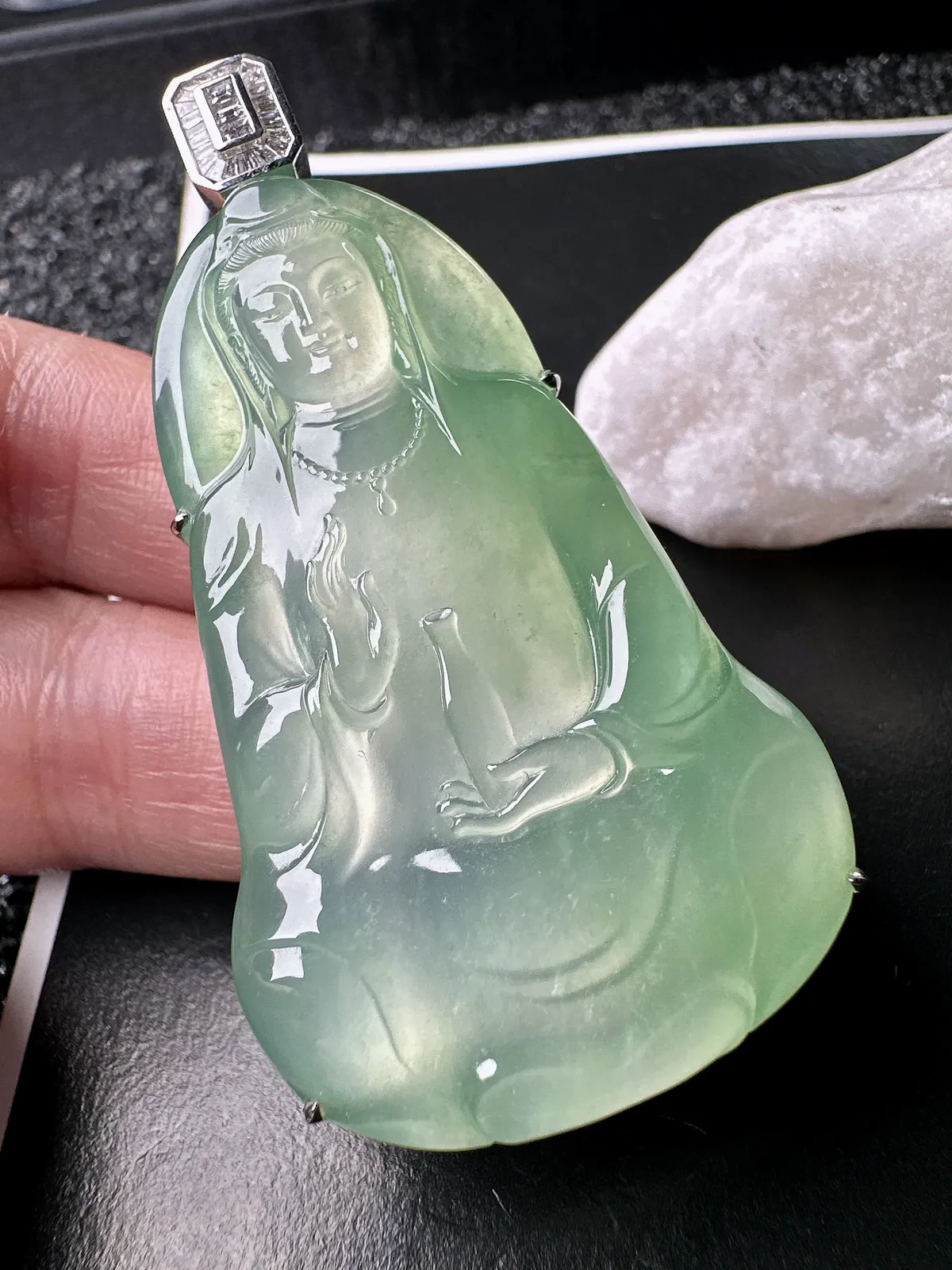 【冰种飘绿素衣观音】质地细腻，通透度上佳，冰感十足，适合佩戴。18k金钻镶嵌，裸石尺寸53.4*32.3*6.5毫米