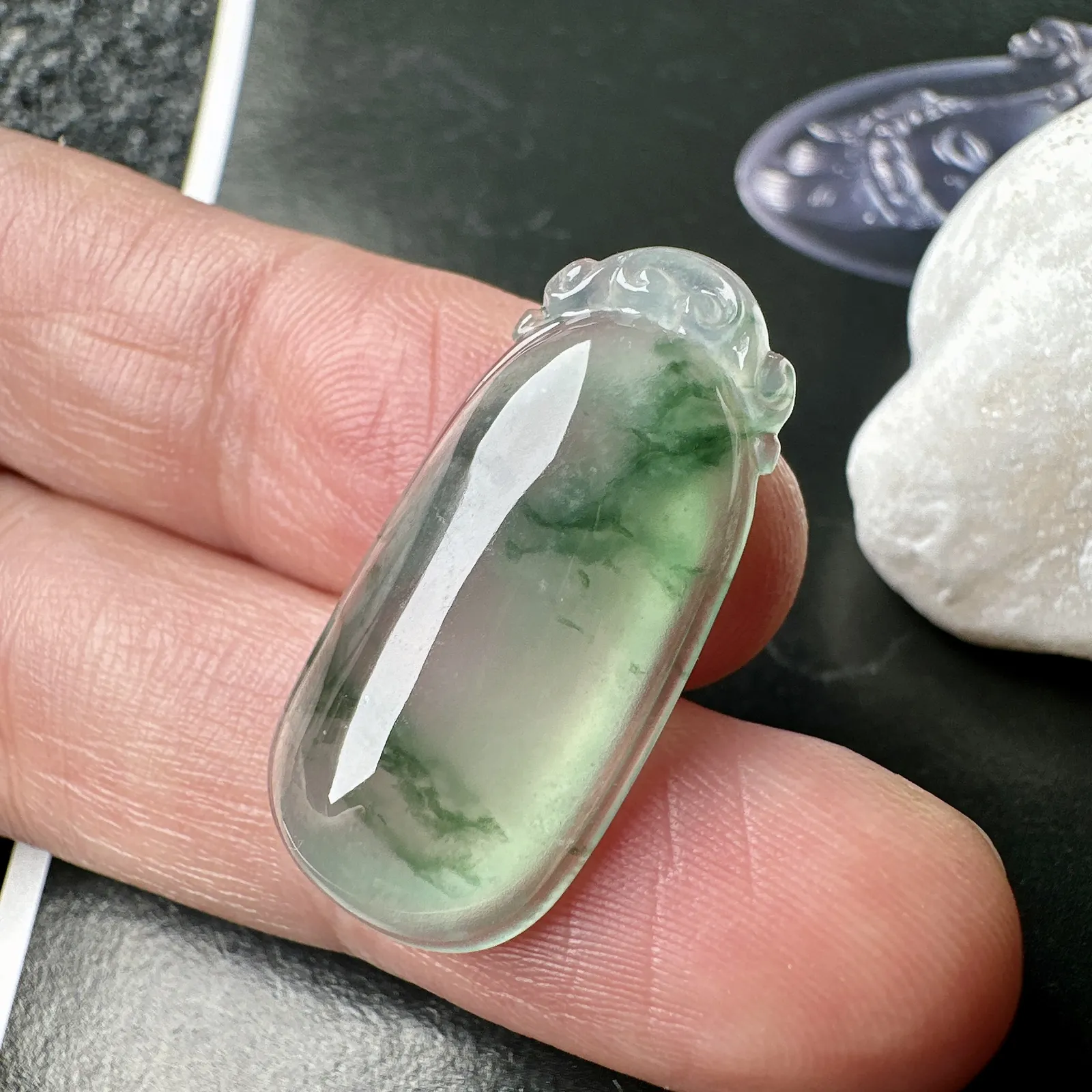 【冰种晴飘花福瓜】精品，质地非常细腻，通透度很好，起刚起荧光