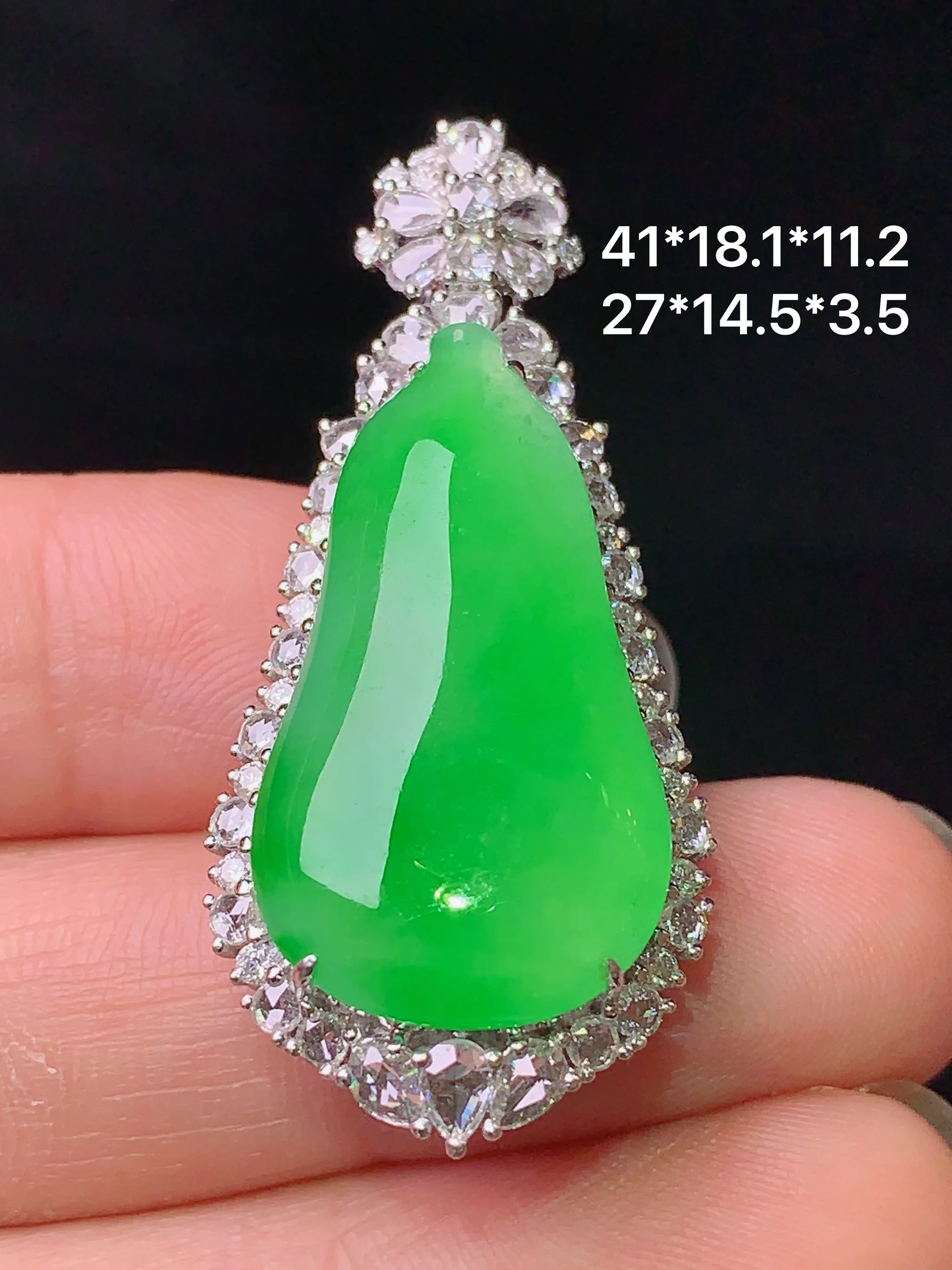 18k金钻镶嵌翠绿福瓜吊坠 玉质细腻 水润亮眼 色泽艳丽 整体尺寸41*18.1*11.2