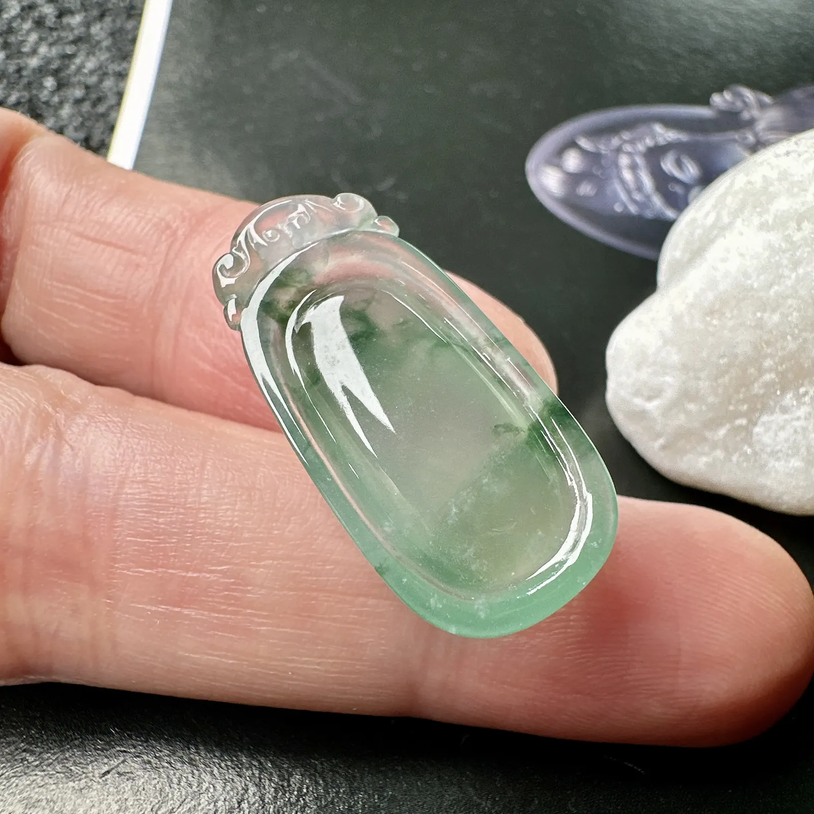 【冰种晴飘花福瓜】精品，质地非常细腻，通透度很好，起刚起荧光