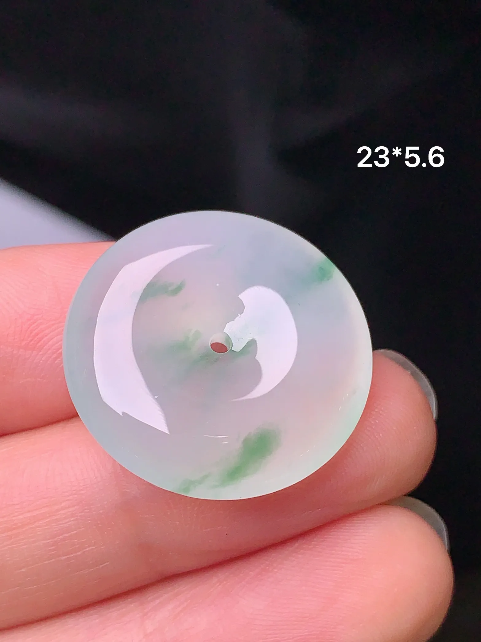 冰种飘绿平安扣吊坠 玉质细腻 水润亮眼 色泽艳丽 整体尺寸23*5.6