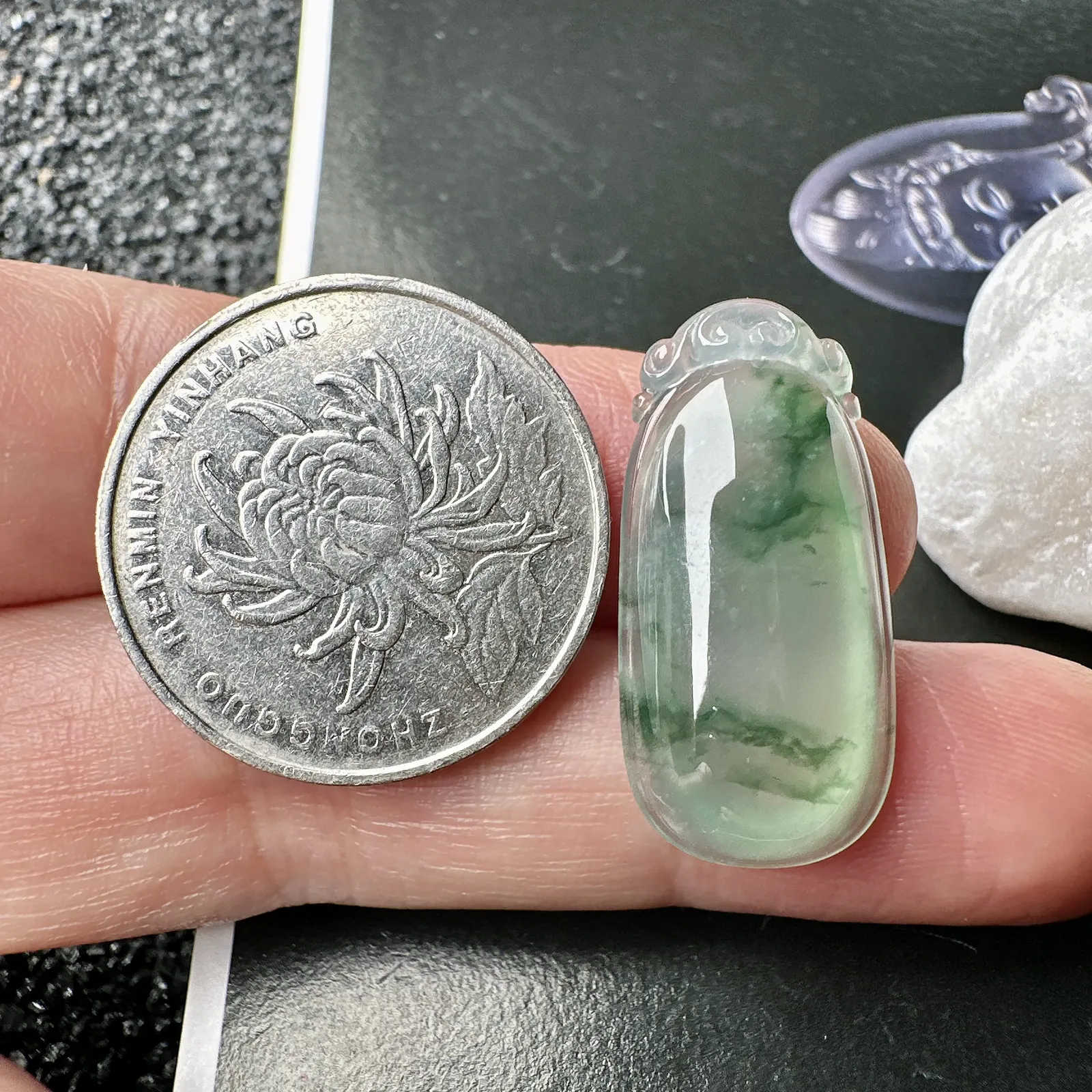 【冰种晴飘花福瓜】精品，质地非常细腻，通透度很好，起刚起荧光