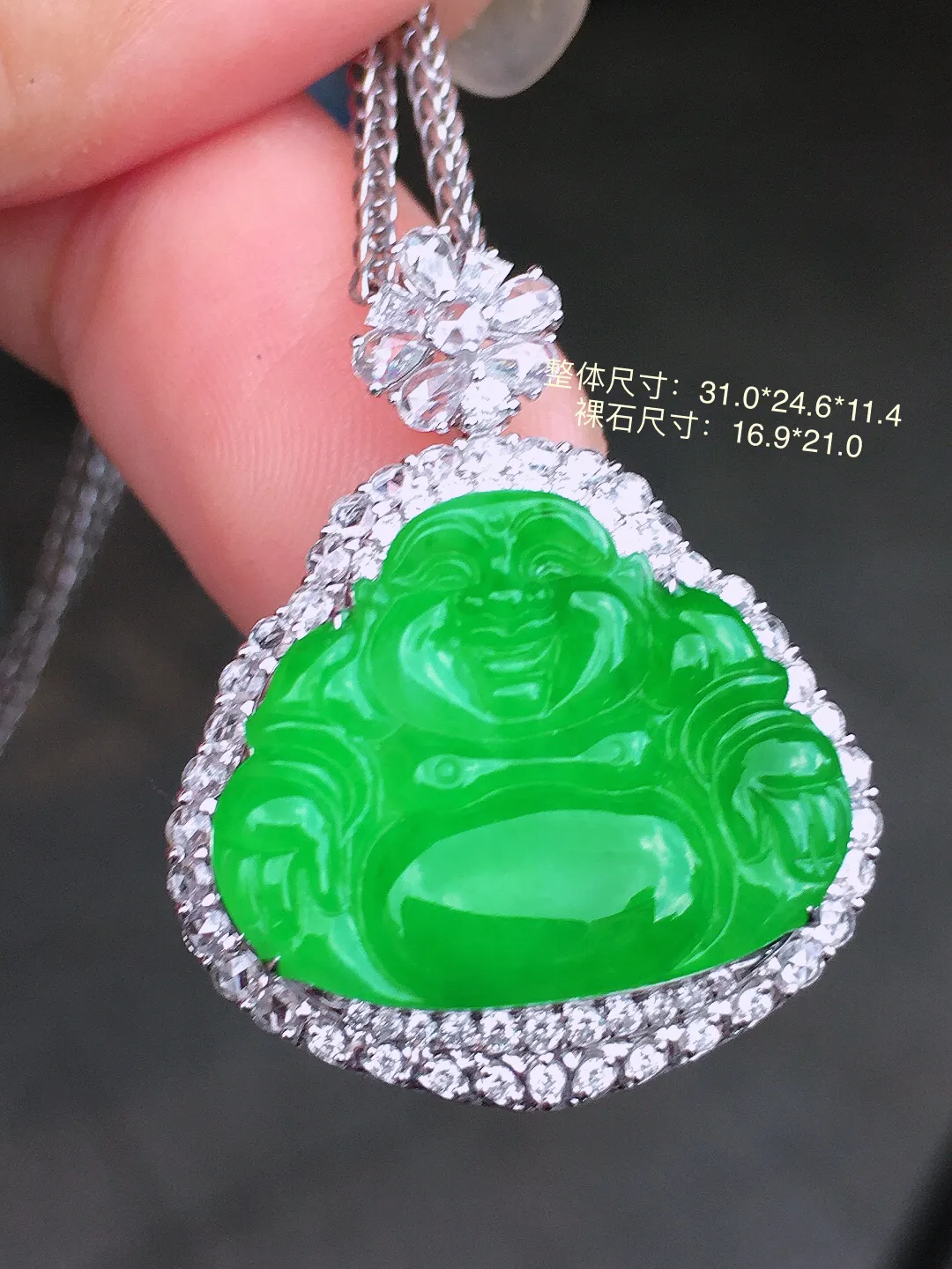 阳绿佛公吊坠，色泽均匀艳丽，玉质细腻，荧光感超
强，饱满圆润，气质满满。18k
金豪华镶嵌