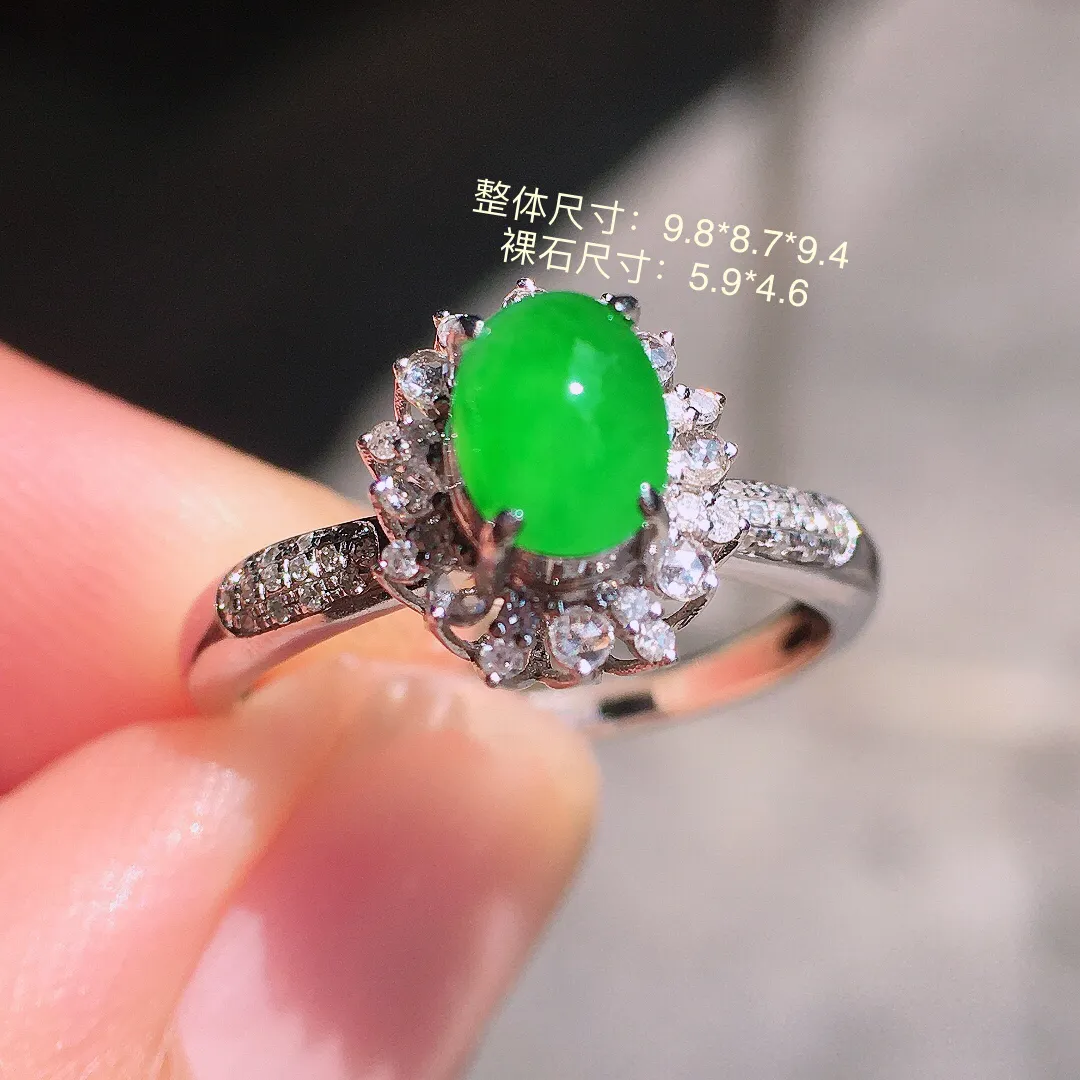 阳绿蛋面戒指，色泽均匀艳丽，玉质细腻，荧光感超
强，饱满圆润，气质满满。18k
金豪华镶嵌