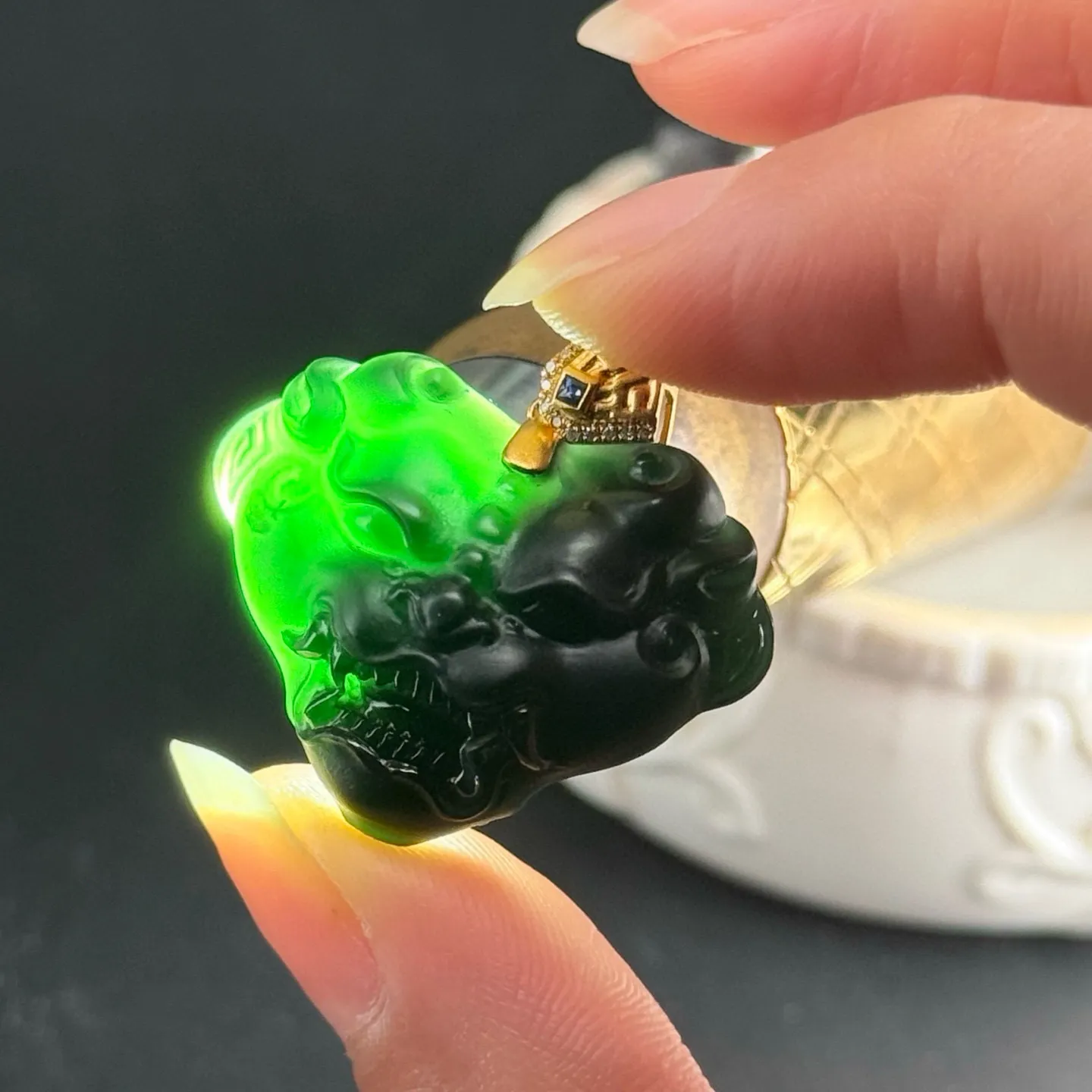 精品18k墨翠兽头 种好色正 黑度极好 打灯通透 油性十足 尺寸24.2