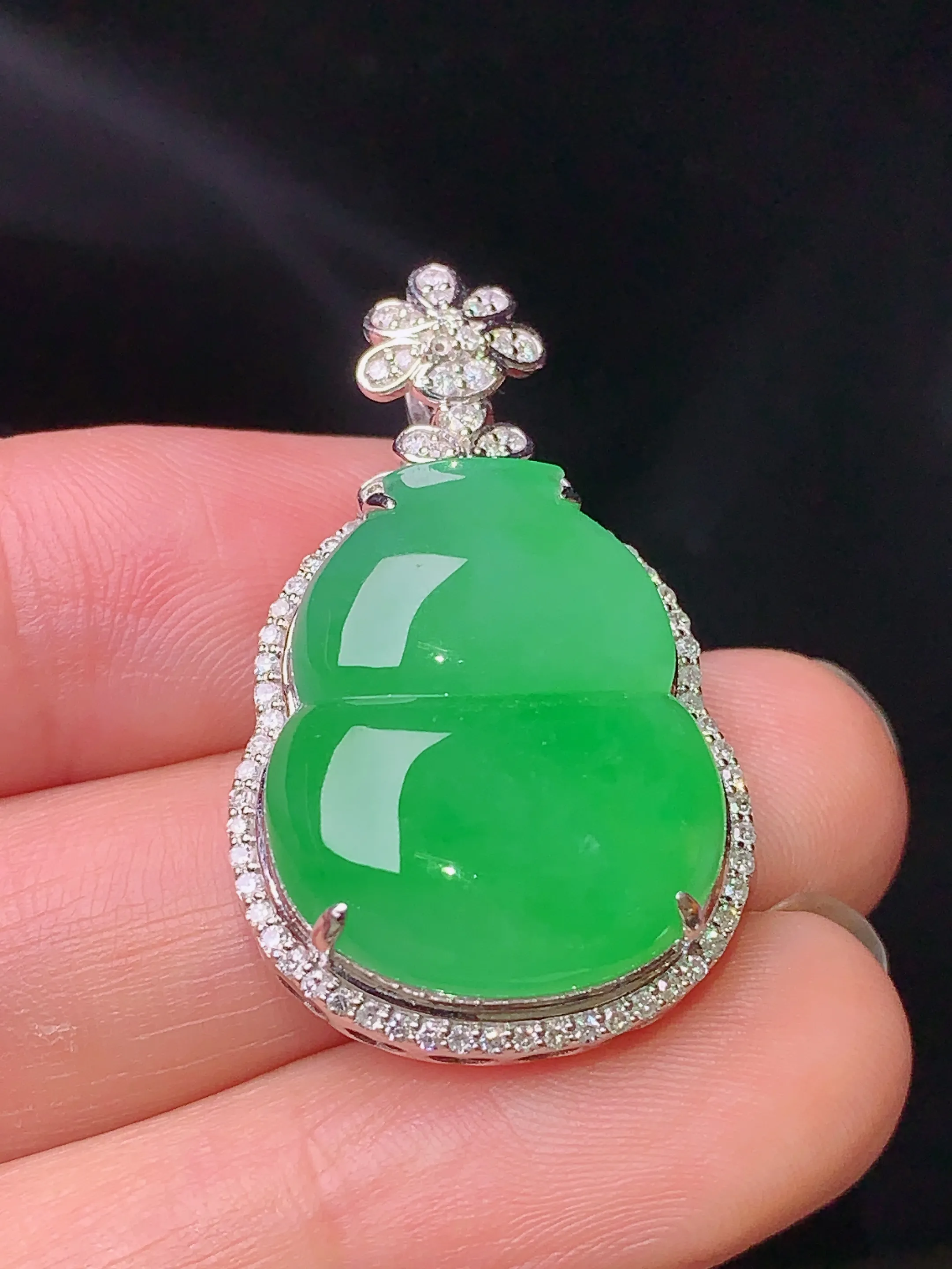 18k金钻镶嵌翠绿葫芦吊坠 玉质细腻 水润亮眼 色泽艳丽 整体尺寸32.5*19.7*9.2