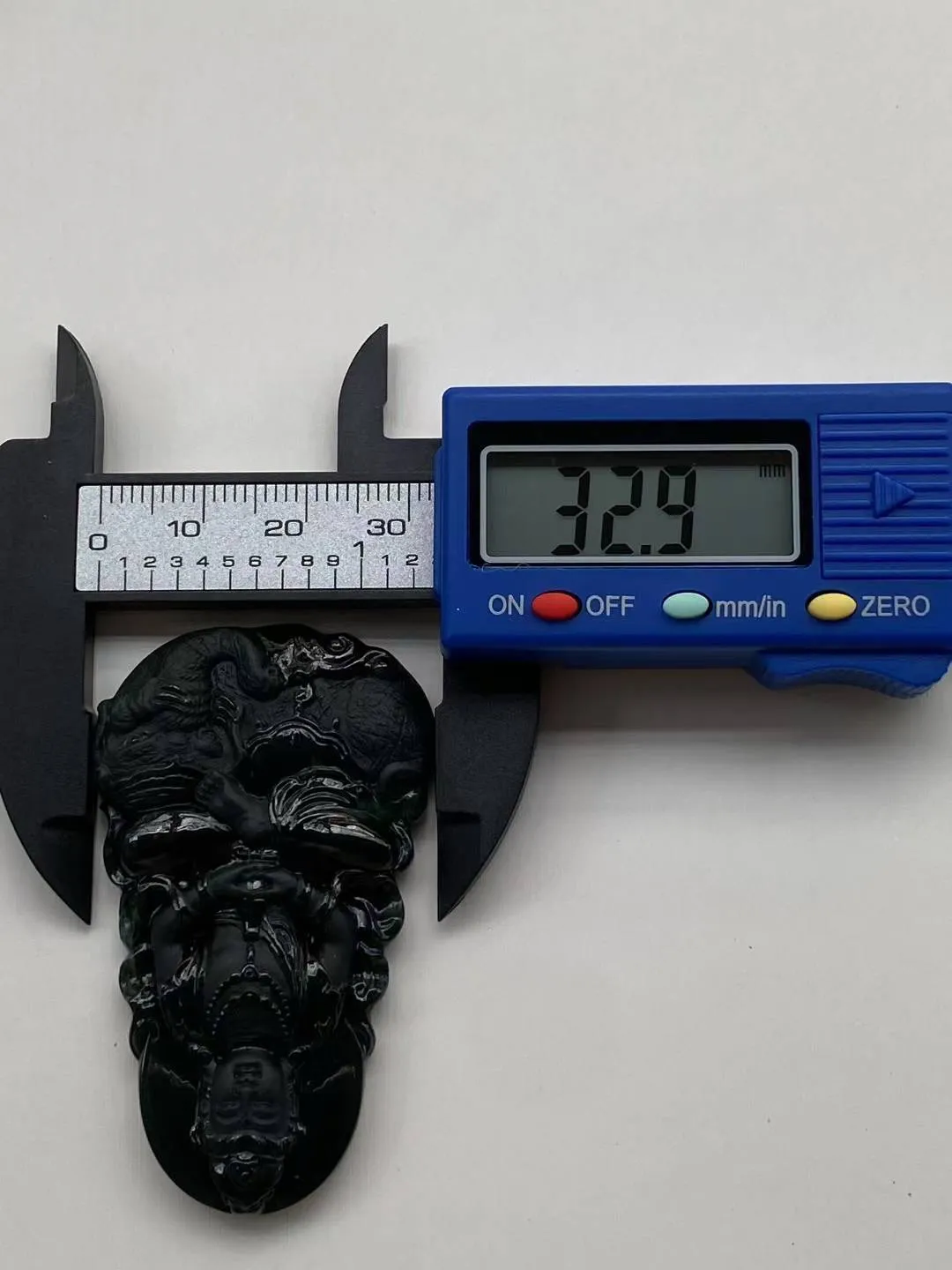墨翠【普贤菩萨】细腻干净，黑度好，性价比高，雕工精湛，打灯透绿.