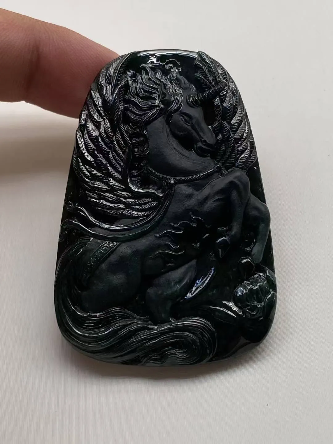 墨翠【飞马】细腻干净，黑度好，性价比高，雕工精湛，打灯透绿.