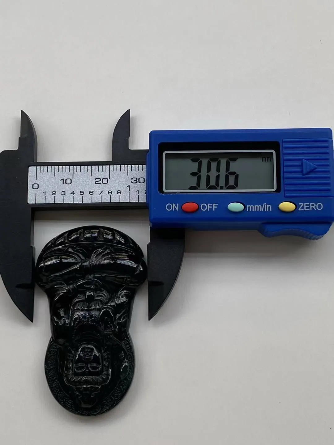 墨翠【大时至菩萨】细腻干净，黑度好，性价比高，雕工精湛，打灯透绿.