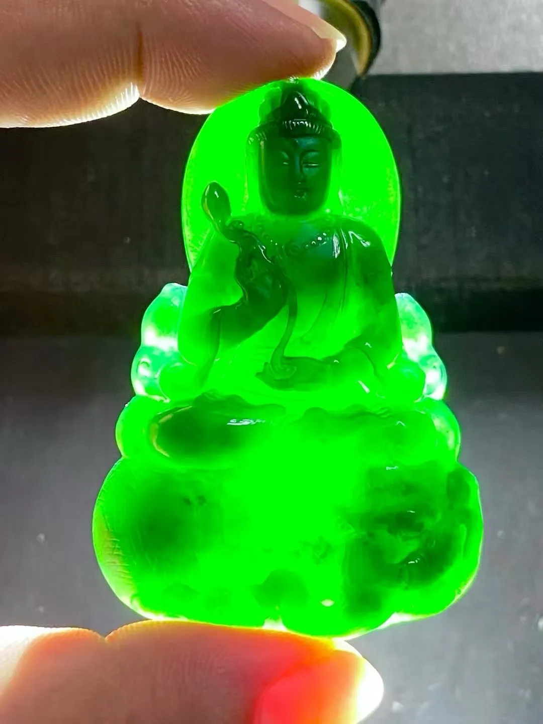 墨翠【普贤菩萨】细腻干净，黑度极黑、性价比高，雕工精湛，打灯透绿‘