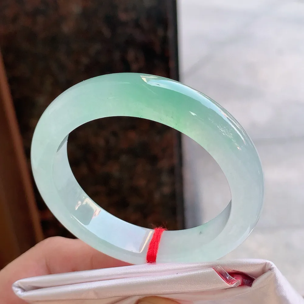 正圈高冰绿 无瑕 尺寸:50.2/11.7/8.4  种色兼备 荧光闪闪