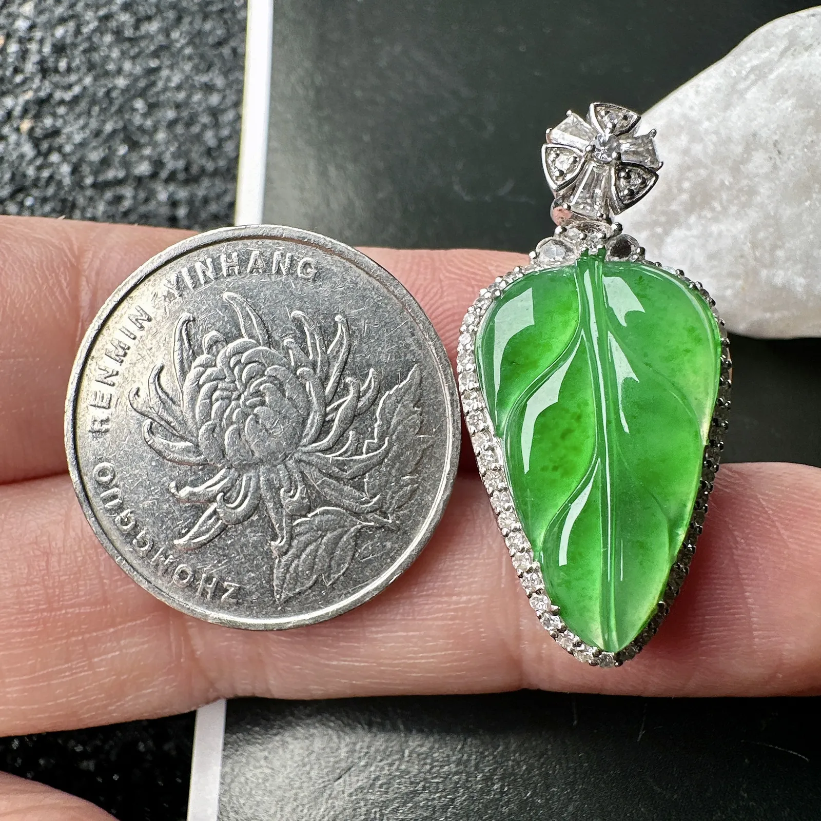 【冰种满绿叶子】飘色花，金枝玉叶，质地细腻，冰润透亮，光泽出众，冰感十足，18k金钻镶嵌，裸石尺寸16.8*9.8*4.1毫米