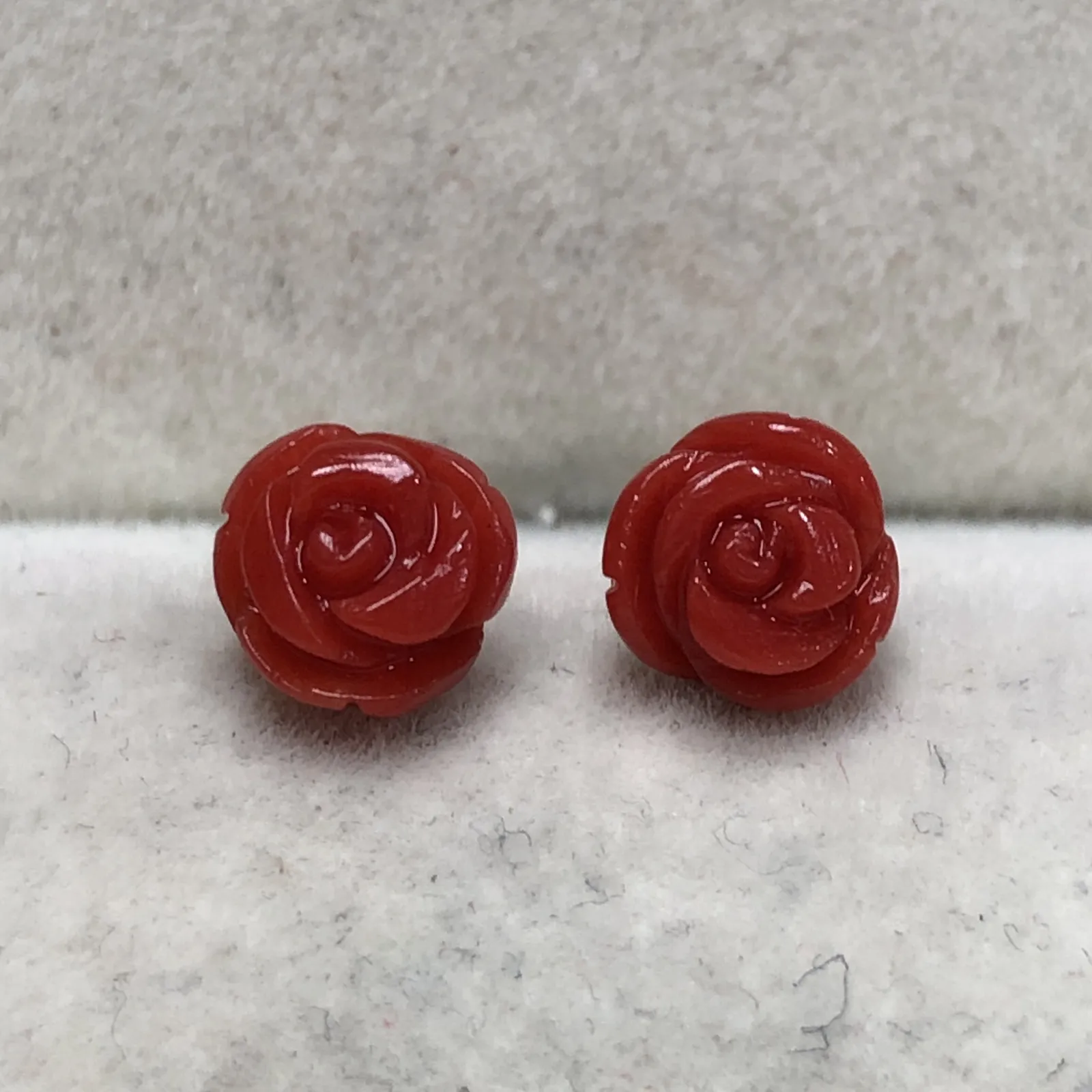 【天然红珊瑚玫瑰花耳钉】天然无添加无优化，整料雕刻饱满，光泽水嫩柔润透亮，裸石尺寸6.8*6.5*