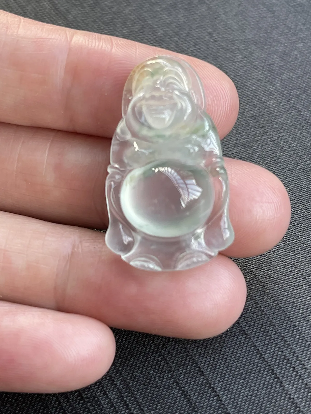 缅甸翡翠A货，站佛起荧光，上身效果好，饱满，一生平安，幸福美满。