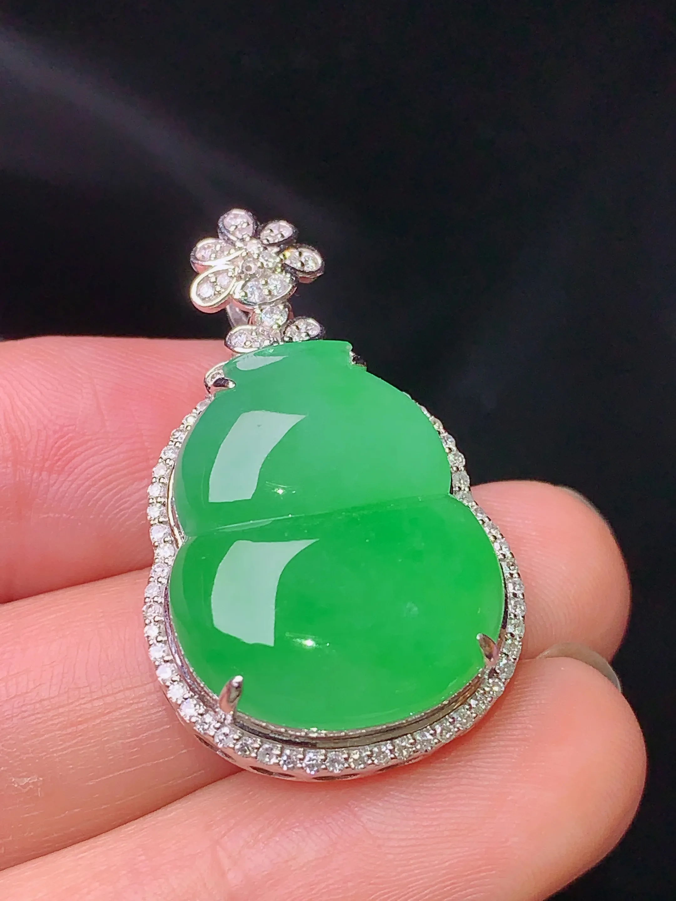 18k金钻镶嵌翠绿葫芦吊坠 玉质细腻 水润亮眼 色泽艳丽 整体尺寸32.5*19.7*9.2