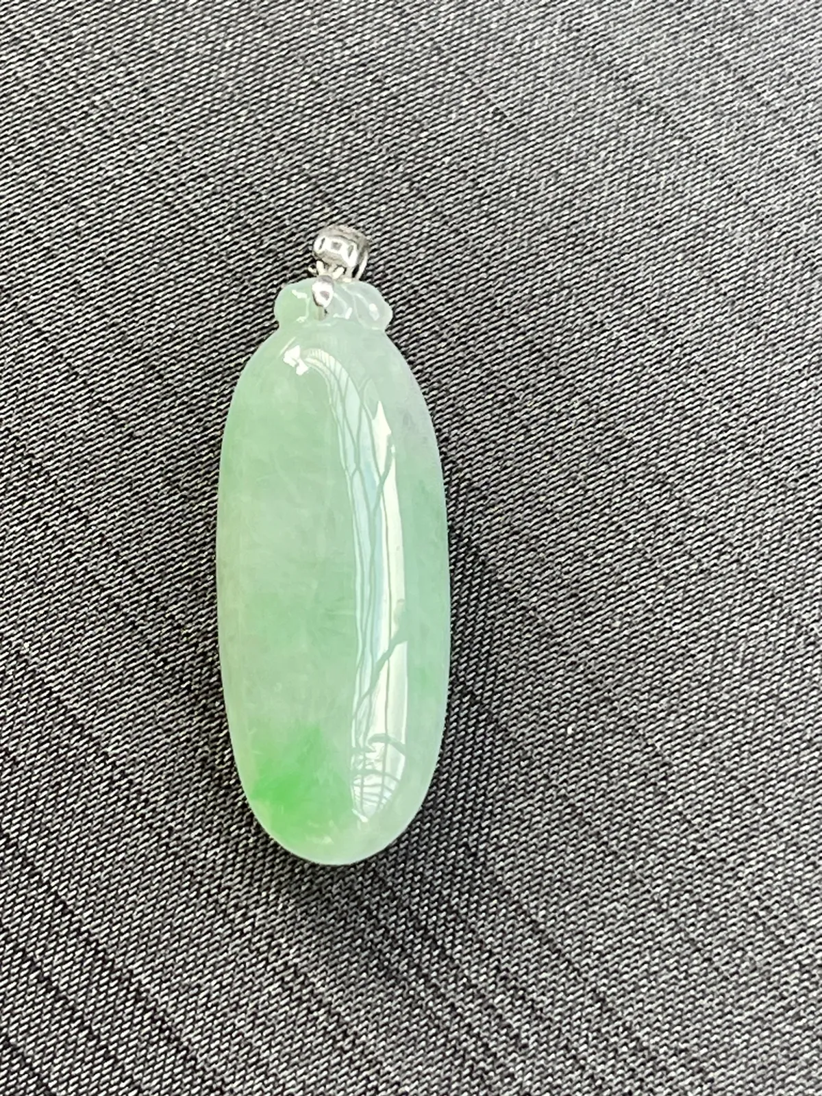 缅甸翡翠A货，福瓜，万事如意，上身效果好，饱满，自然光拍摄，裸石尺寸37.6/14.5/9.3
