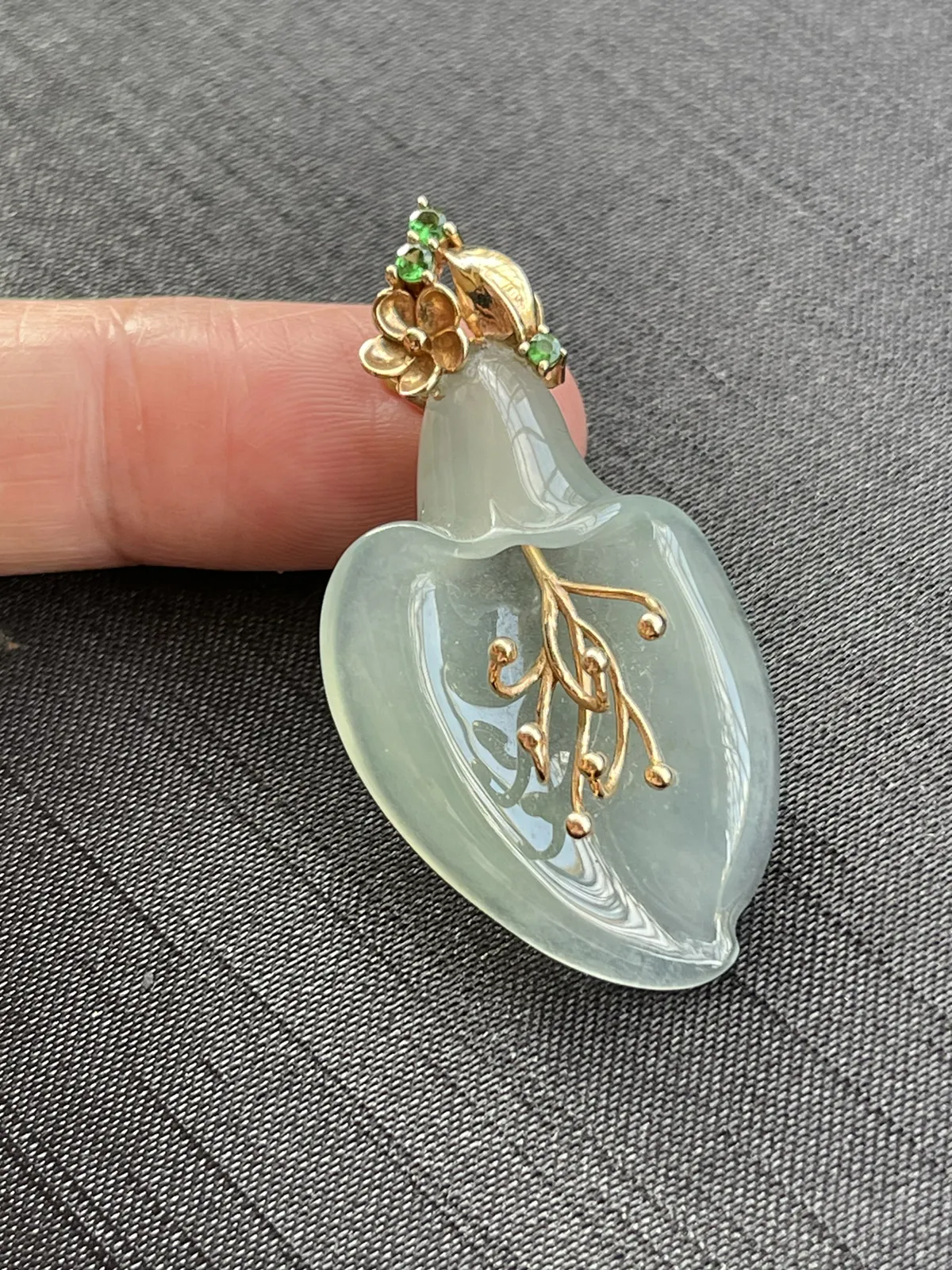 缅甸翡翠A货，玉兰花，花开富贵，很有特色，上身效果很好，裸石尺寸36.89/24.5/6