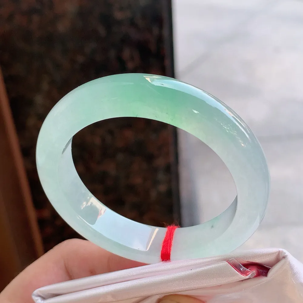 正圈高冰绿 无瑕 尺寸:50.2/11.7/8.4  种色兼备 荧光闪闪
