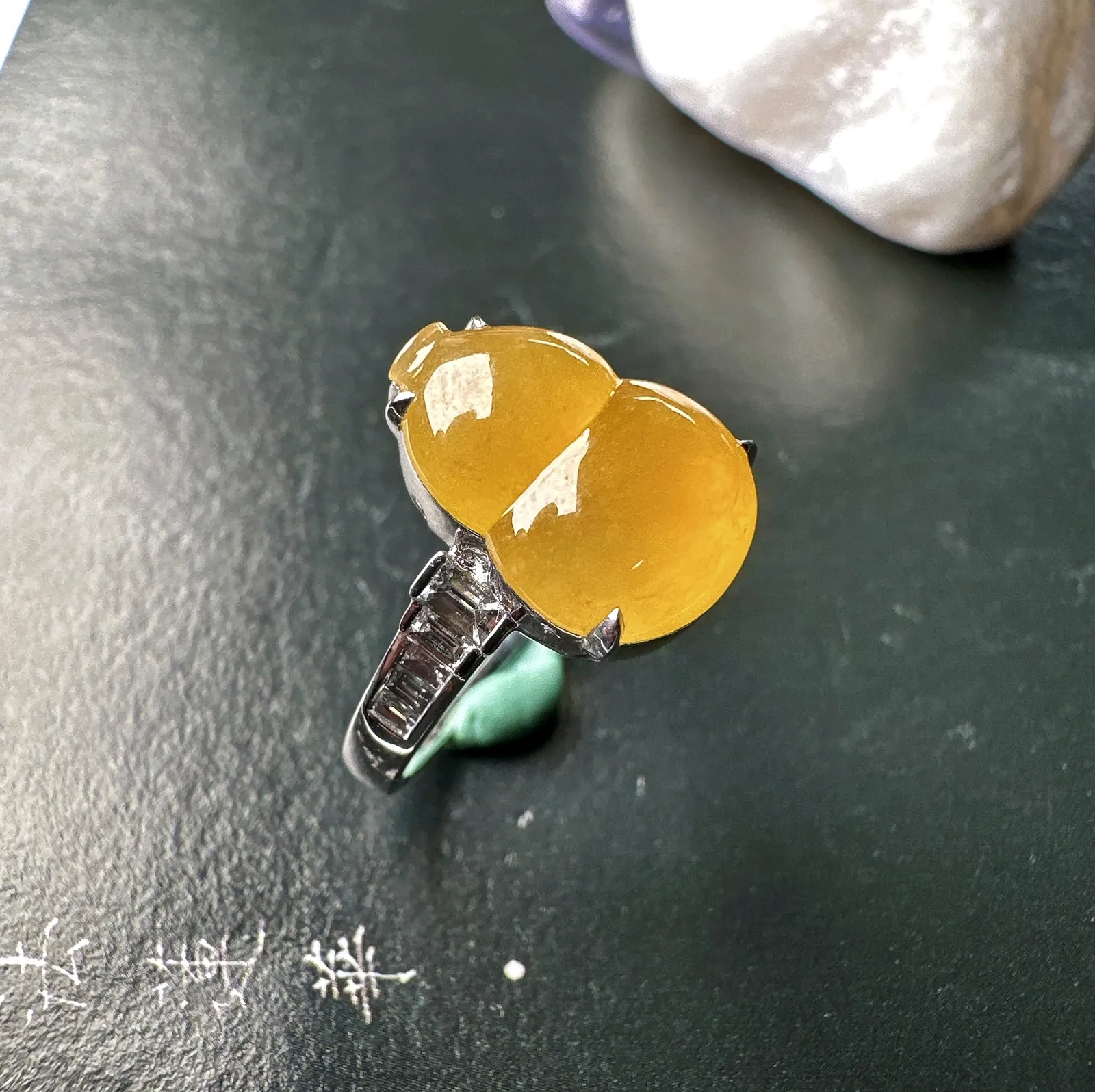【冰种黄翡葫芦吊坠】种地优秀，通透闪亮，起光的料子，厚度很好，18k金钻镶嵌，裸石尺寸13.5*9.