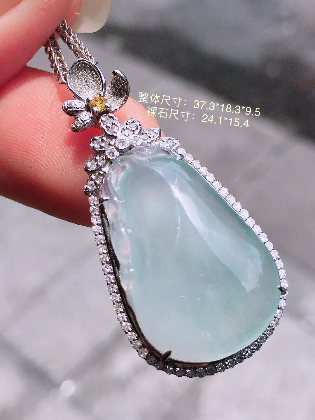 冰种福瓜吊坠，玉质细腻，荧光感超
强，饱满圆润，气质满满。18k
金豪华镶嵌