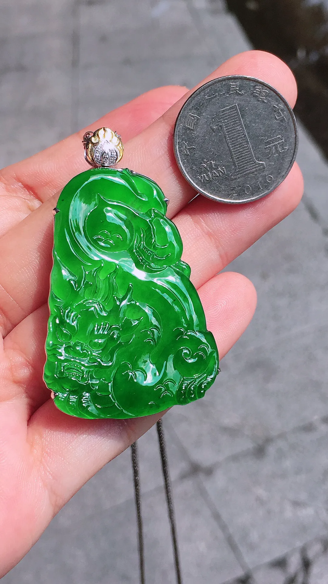 阳绿【龙行天下】吊坠，色泽均匀艳丽，玉质细腻，荧光感超
强，饱满圆润，气质满满。18k
金豪华镶嵌