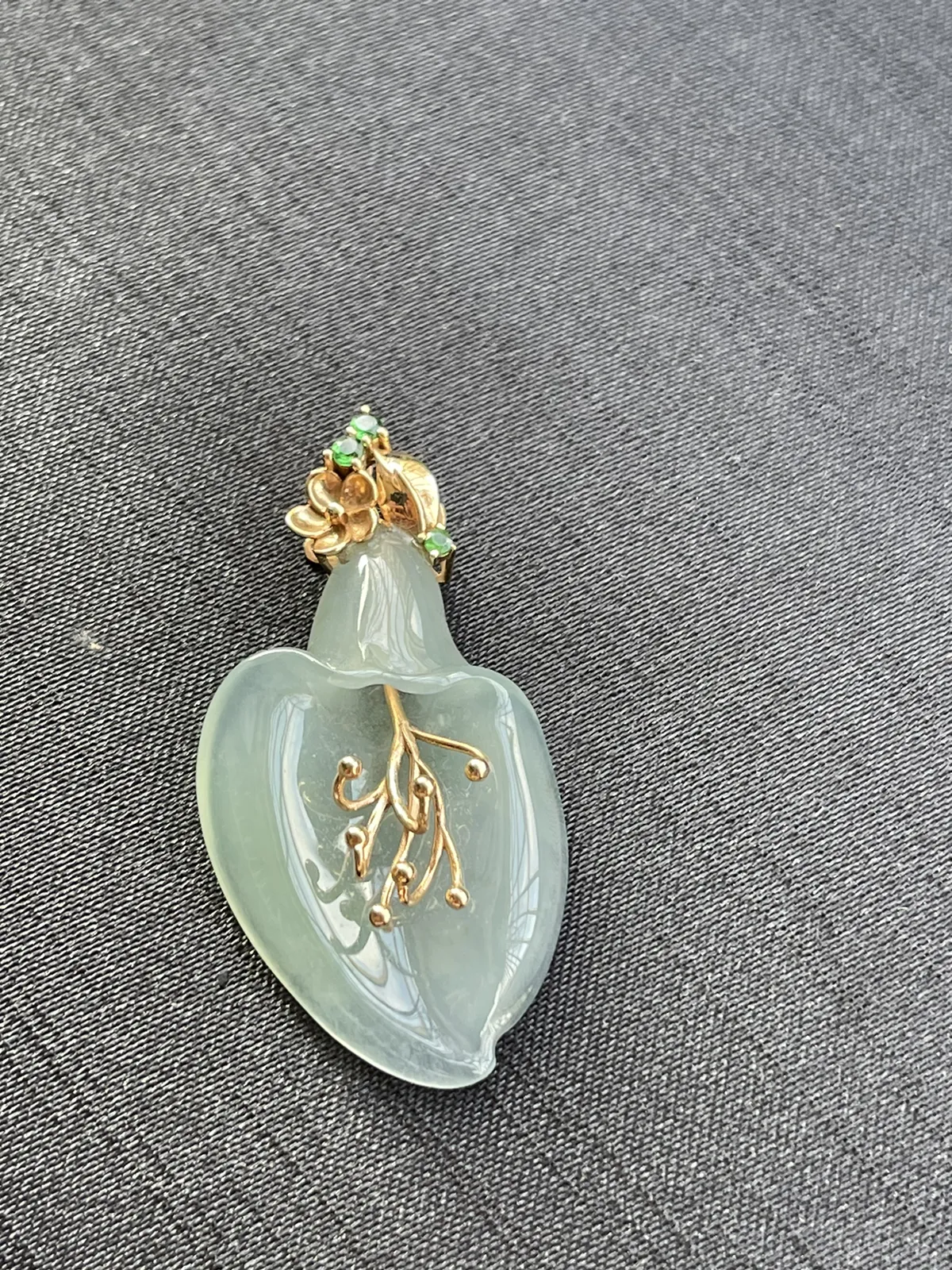 缅甸翡翠A货，玉兰花，花开富贵，很有特色，上身效果很好，裸石尺寸36.89/24.5/6