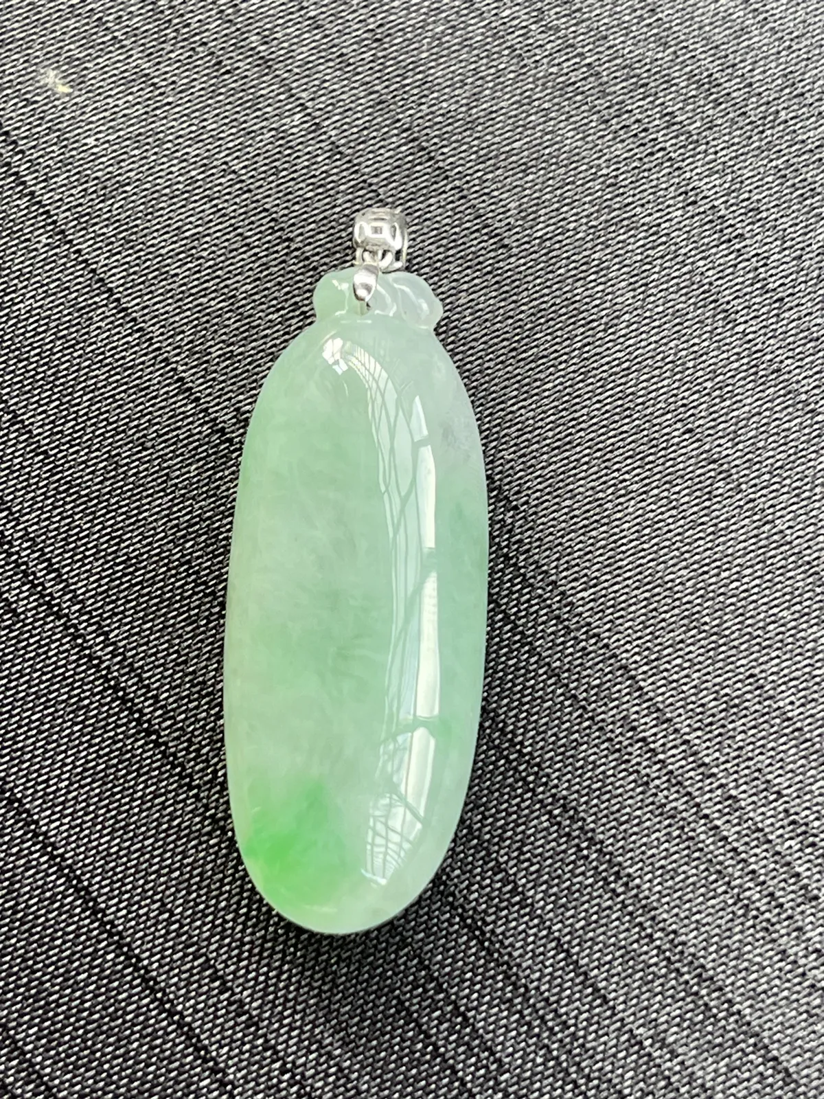 缅甸翡翠A货，福瓜，万事如意，上身效果好，饱满，自然光拍摄，裸石尺寸37.6/14.5/9.3