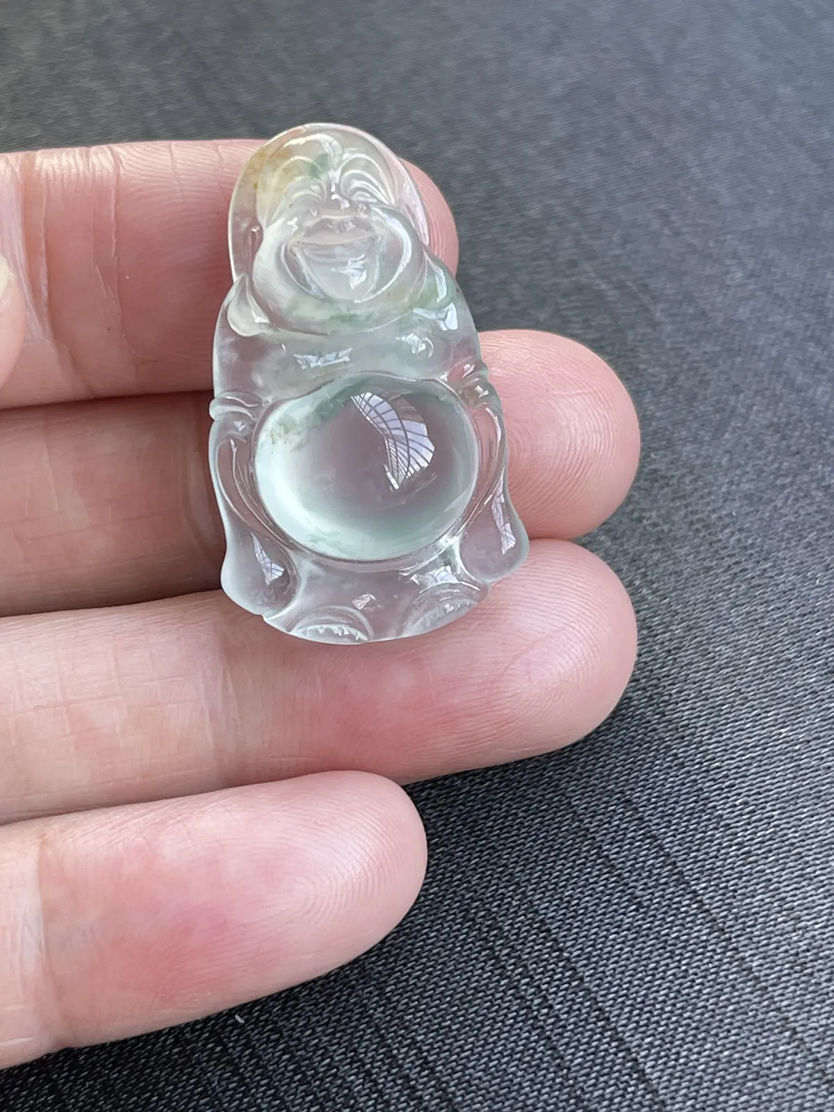 缅甸翡翠A货，站佛起荧光，上身效果好，饱满，一生平安，幸福美满。