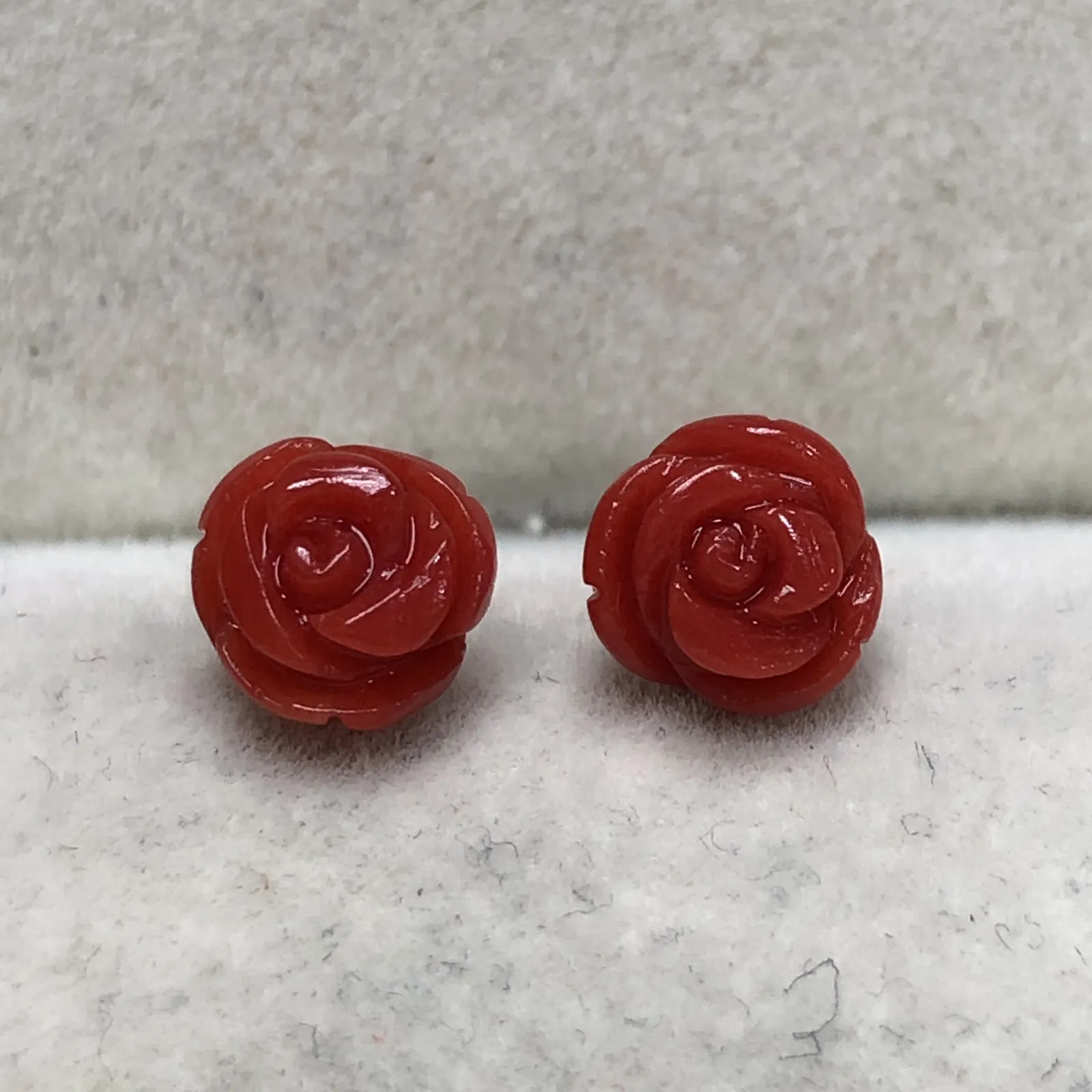 【天然红珊瑚玫瑰花耳钉】天然无添加无优化，整料雕刻饱满，光泽水嫩柔润透亮，裸石尺寸6.8*6.5*4.8mm，18K金针镶嵌！加金堵总重量为0.79克。有珊瑚自古被佛教视为珍宝，深海里千年生长的有机宝石，有灵性，气场强大。
