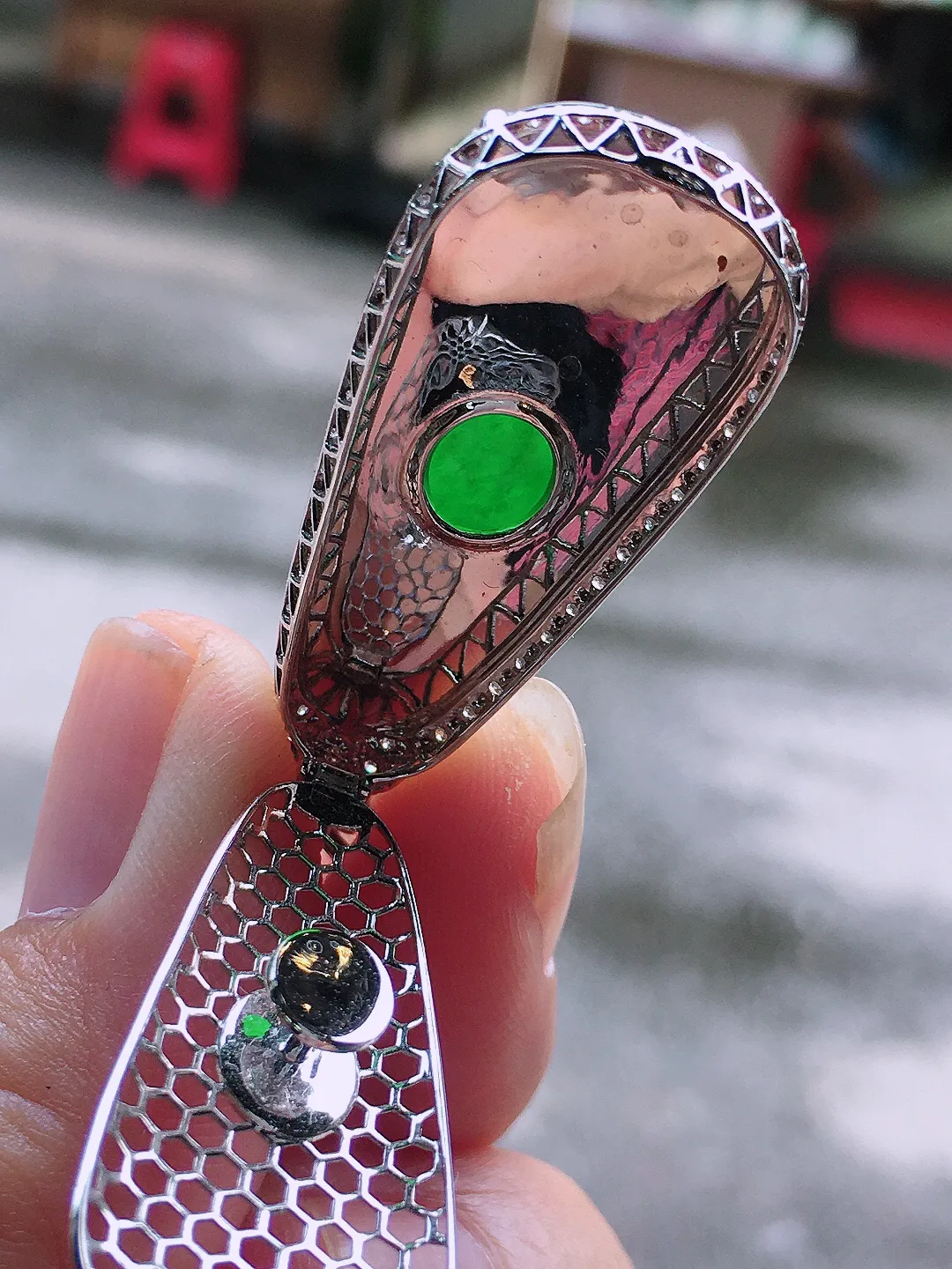 满绿福瓜吊坠，色泽均匀浓郁，玉质细腻，荧光感超
强，饱满圆润，气质满满。18k
金豪华镶嵌