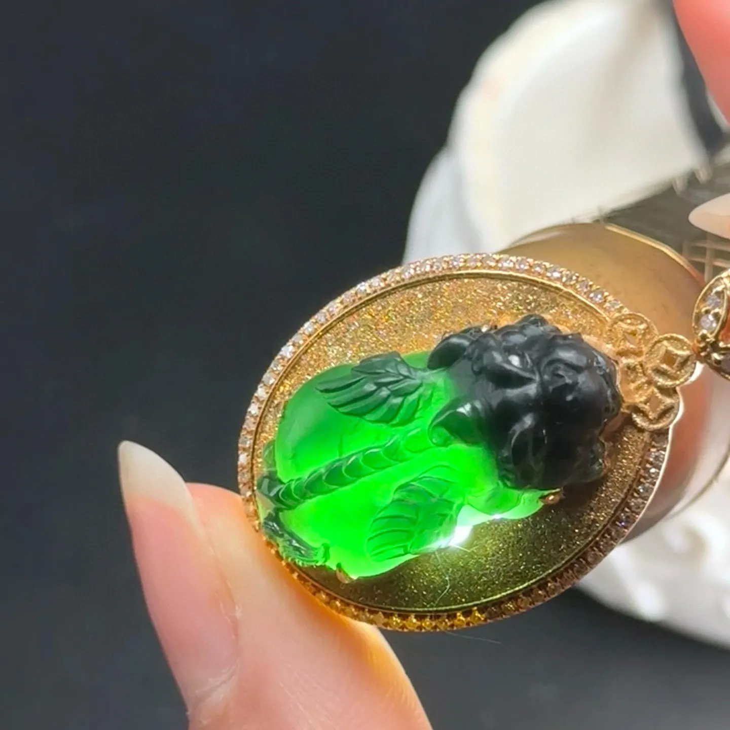 精品18k墨翠貔貅吊坠 种好色正 黑度极好 打灯通透 油性十足 尺寸37.8
