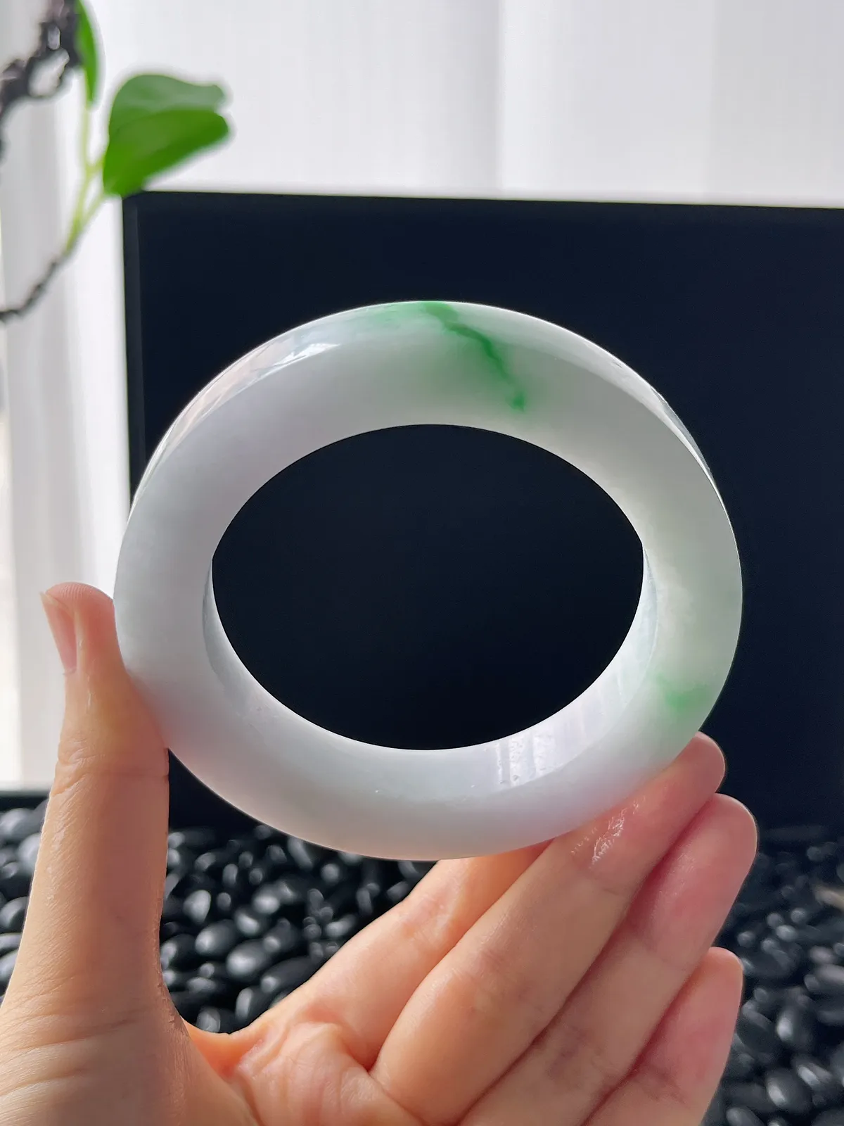 翡翠白底青镯饼，⭕️正圈最大做62，圆条最大做58；最小圈口57.7