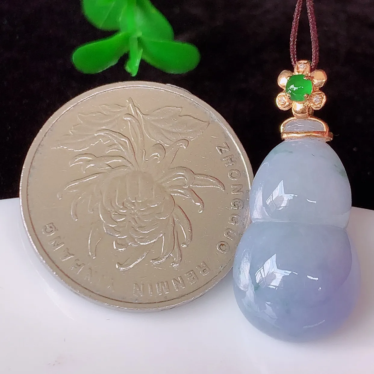 自然光实拍，18K金镶嵌紫罗兰飘花葫芦吊坠，翡翠葫芦，寓意福禄双全，财源滚滚，佩戴效果优雅迷人！#00.16整体29裸石22.5*13*7.2