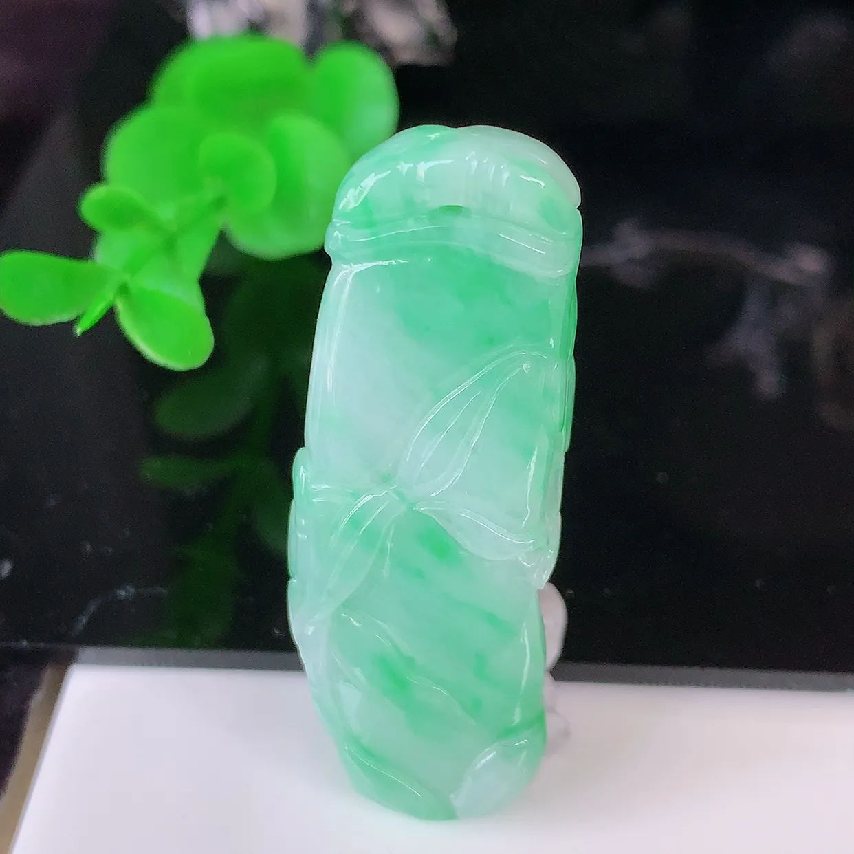 自然光实拍，飘绿节节高竹节玉坠，款式时尚大方，竹节寓意好，佩戴事业，学业节节高升！#57.16