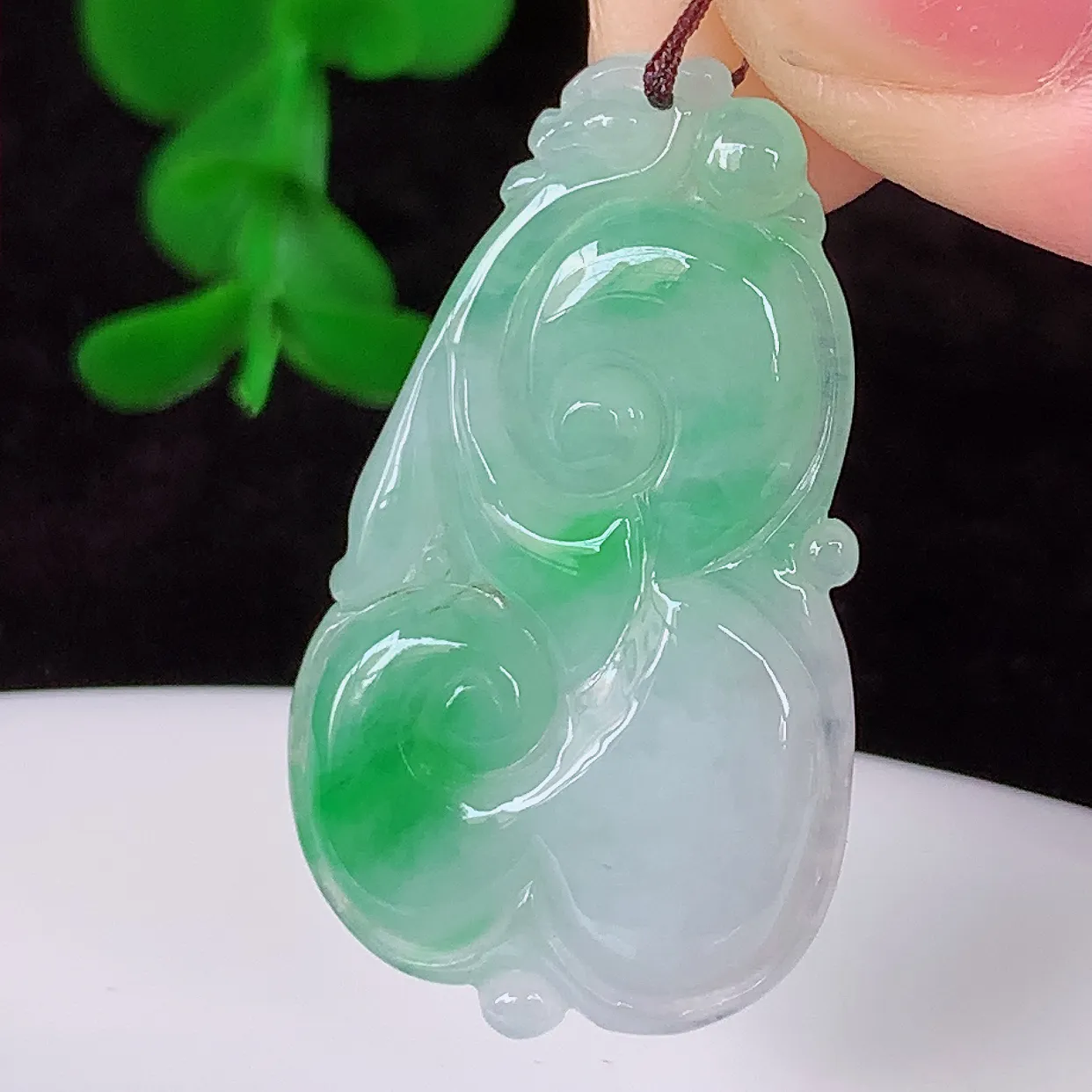 自然光实拍，冰飘绿如意翡翠吊坠，上身效果非常美，饱满大气，工艺美，万事如意，如意一生，#41.16