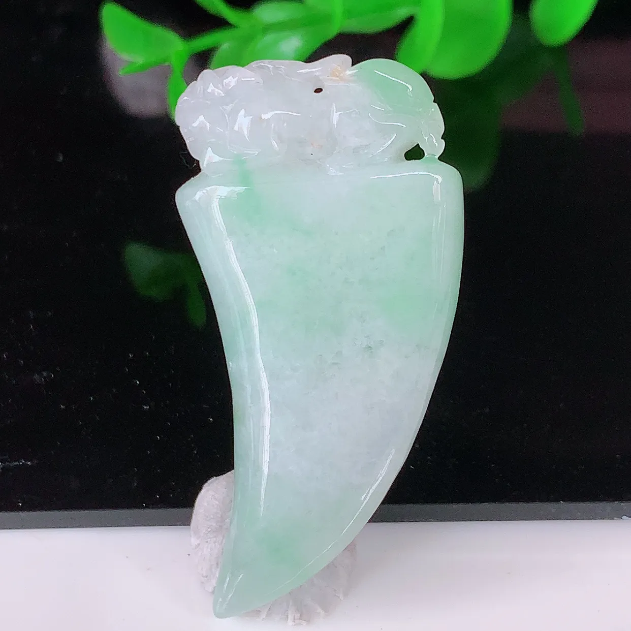 自然光实拍，冰润飘绿招财貔貅吊坠，民间有“一摸貔貅运程旺盛，再摸貔貅财运滚滚，三摸貔貅平步青云 ”的美好祝愿。#38.16