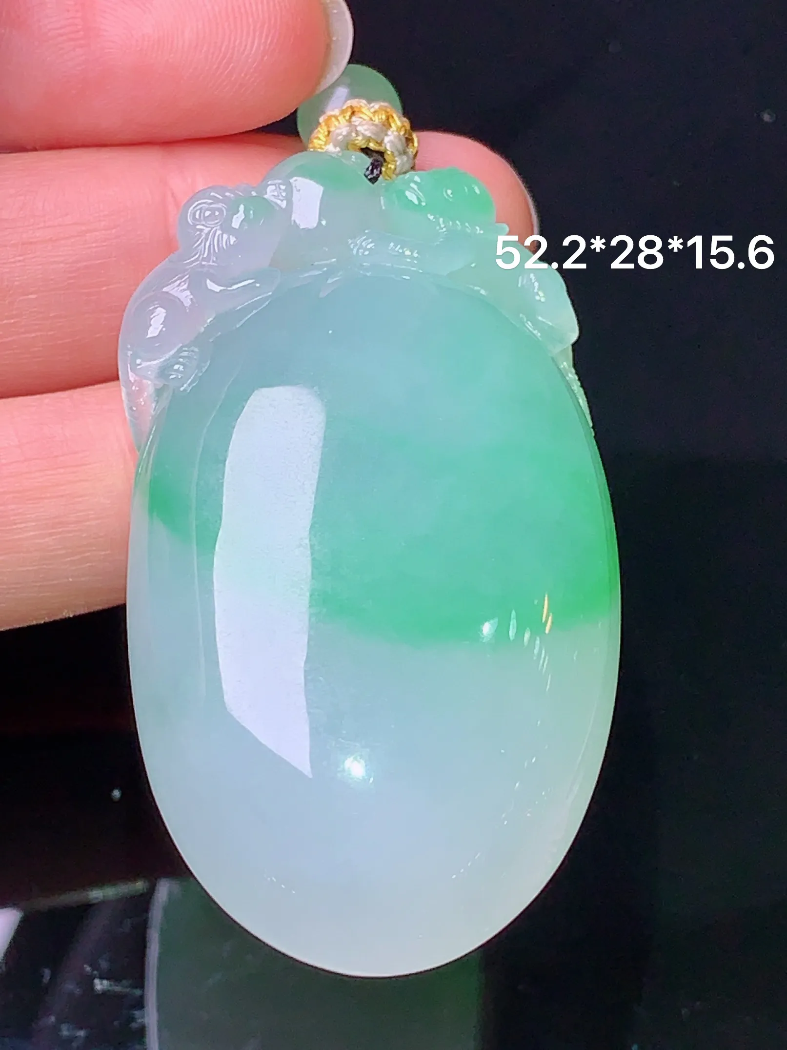 飘绿福瓜吊坠 玉质细腻 水润亮眼 色泽艳丽 整体尺寸52.2*28*15.6