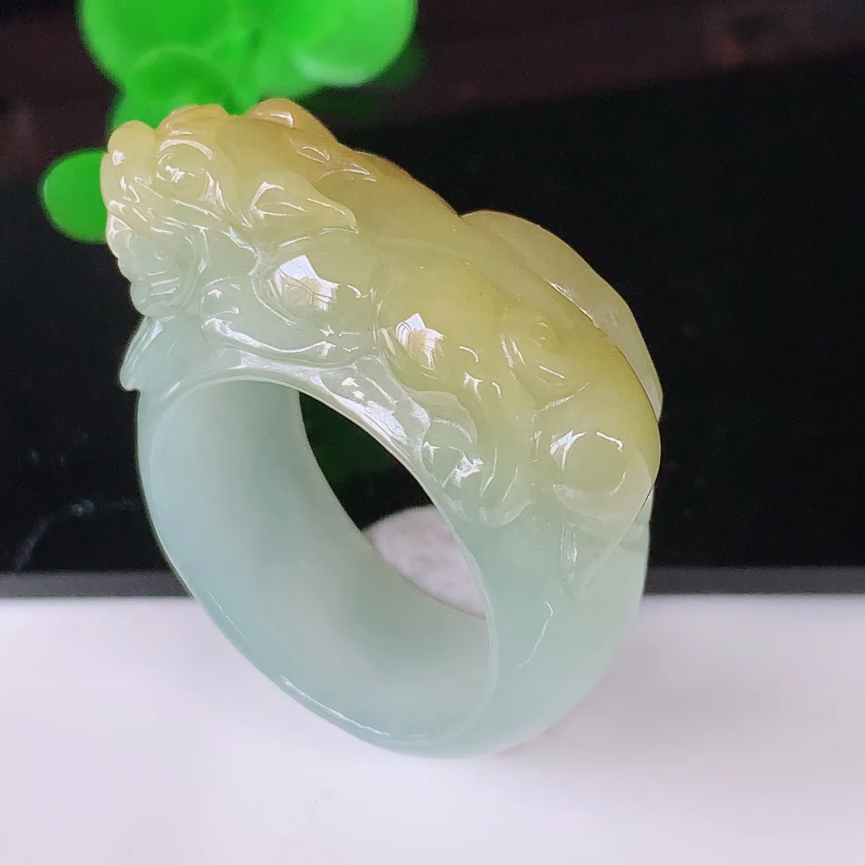 自然光实拍，黄翡貔貅扳指，18.8mm内径翡翠指环，玉戒指，玉质莹润，好精美好冰润的指环，20圈口，上手纤巧！#38.16