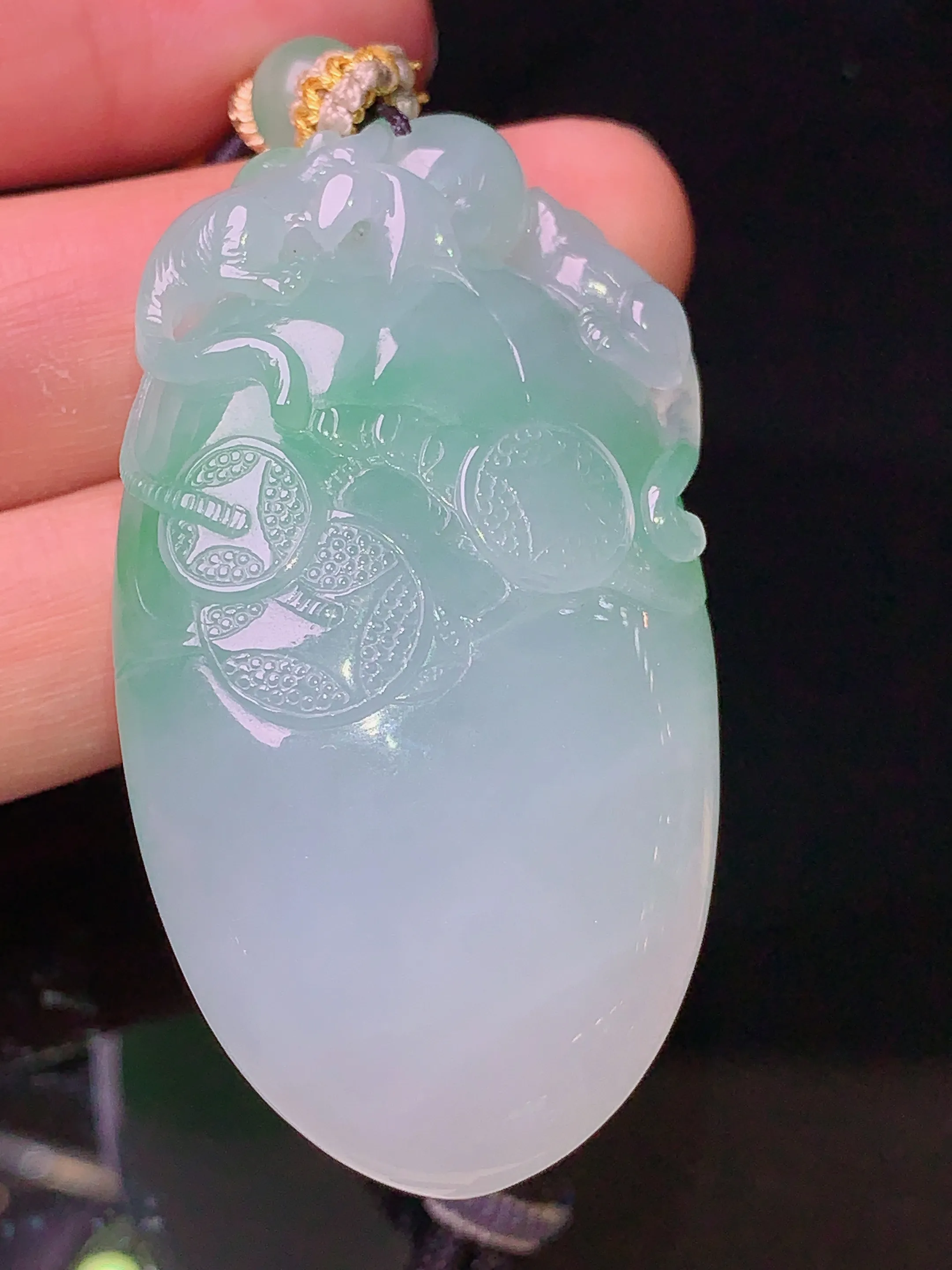 飘绿福瓜吊坠 玉质细腻 水润亮眼 色泽艳丽 整体尺寸52.2*28*15.6