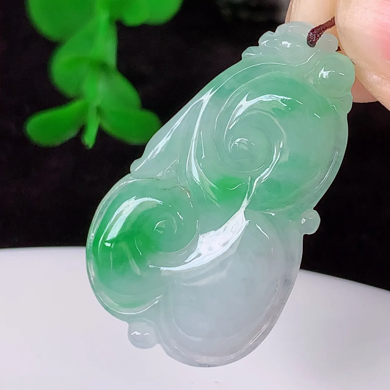 自然光实拍，冰飘绿如意翡翠吊坠，上身效果非常美，饱满大气，工艺美，万事如意，如意一生，#41.16